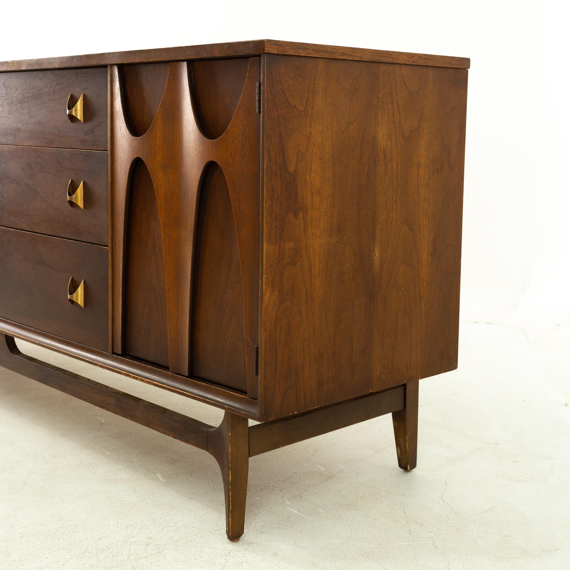 Broyhill Brasilia Mid Century Extra Long Walnut 9 Drawer Lowboy Dresser In Good Condition In Countryside, IL