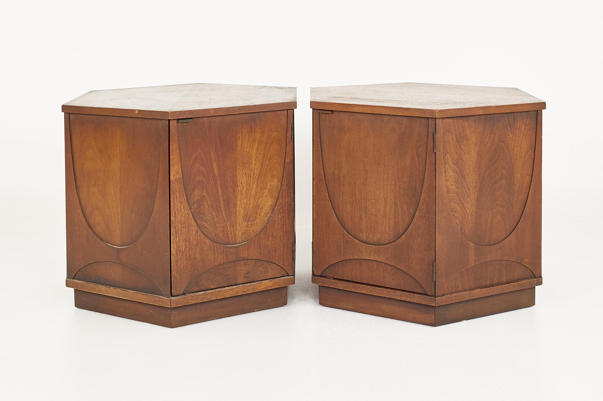 Broyhill Brasilia mid century hexagon side end table cabinet - pair

Each side table measures: 28 wide x 24 deep x 21.5 inches high

?All pieces of furniture can be had in what we call restored vintage condition. That means the piece is restored