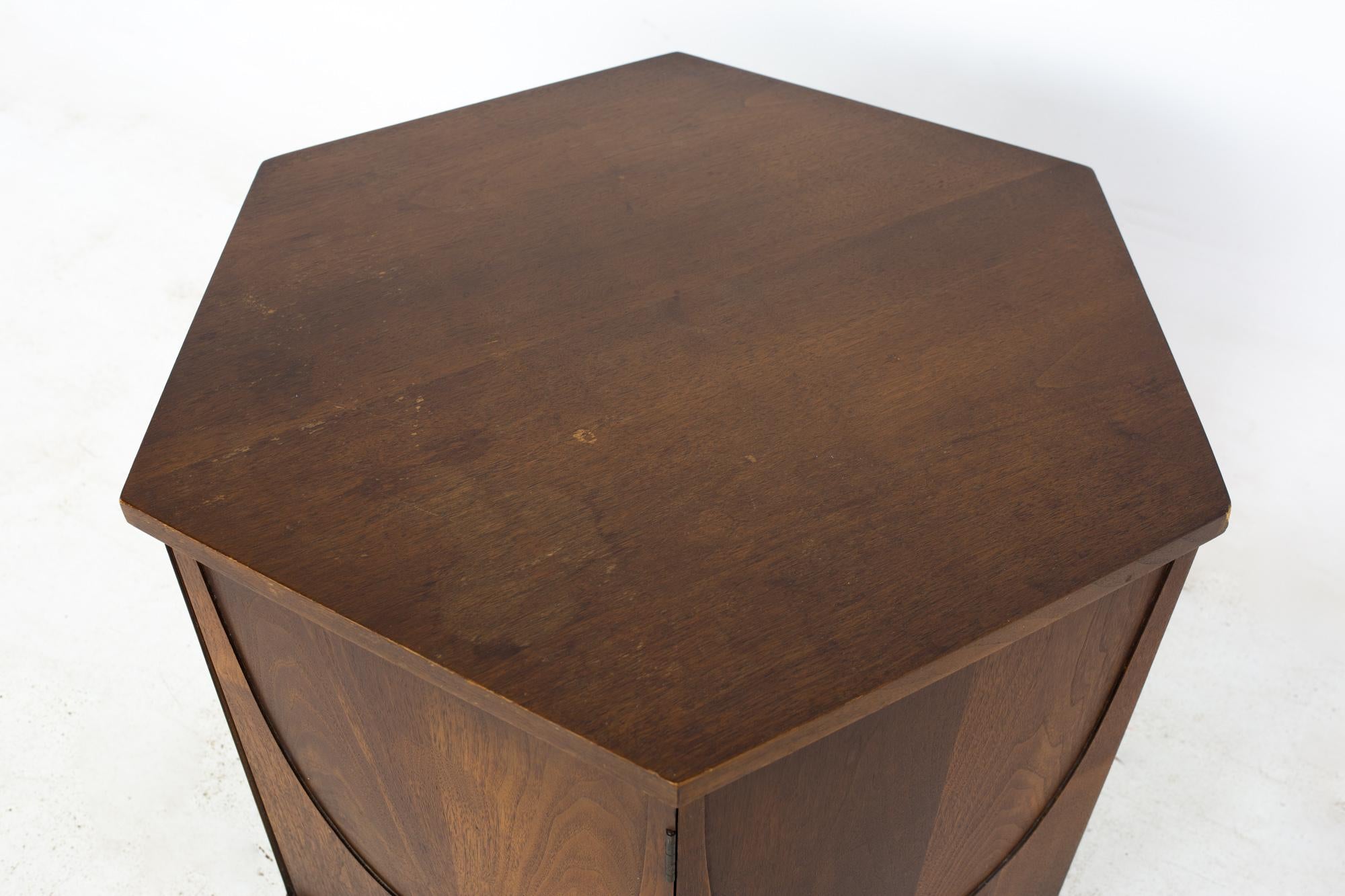 Broyhill Brasilia Mid Century Hexagonal Side End Storage Table In Good Condition In Countryside, IL