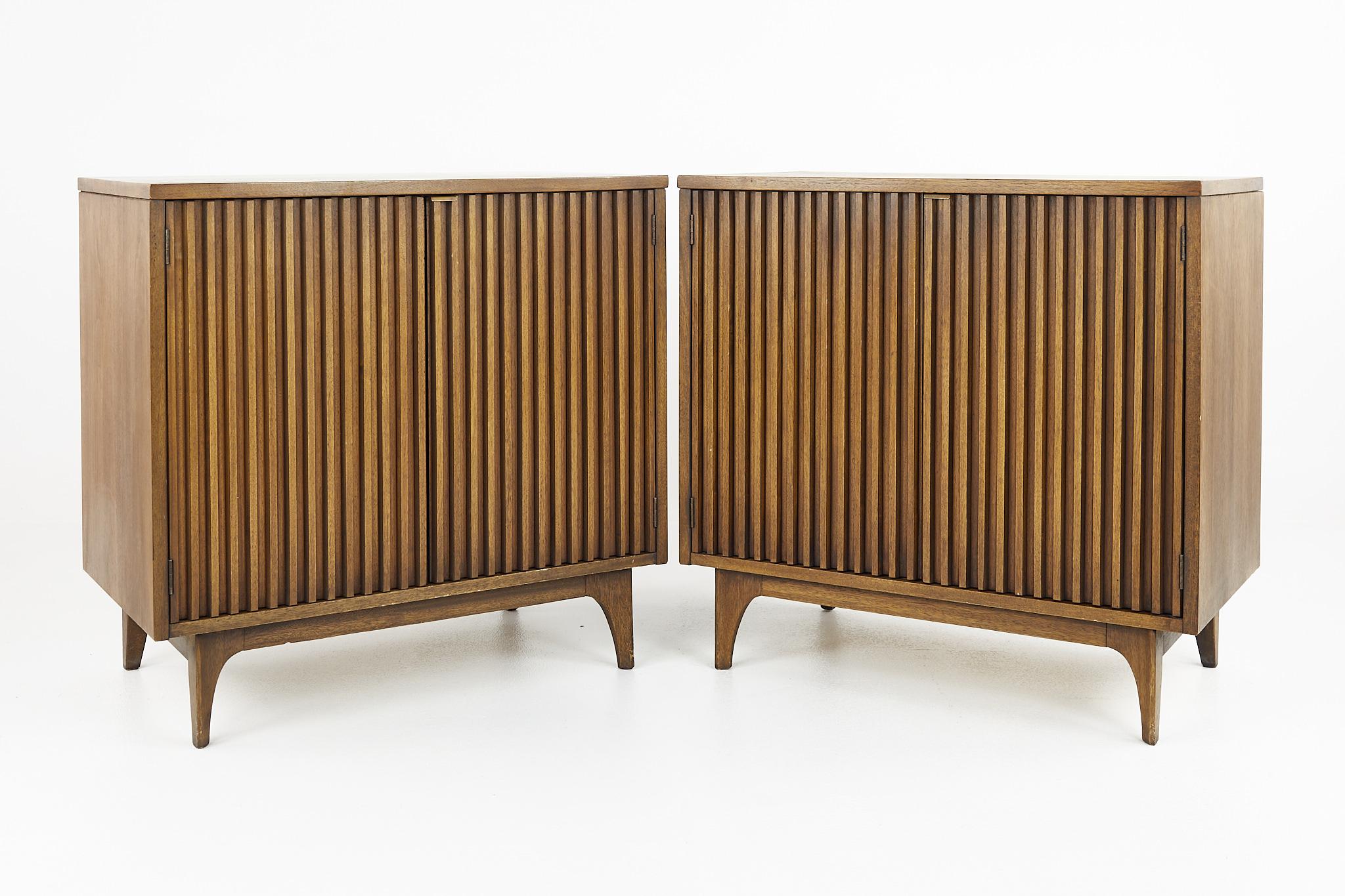 Broyhill Brasilia mid century louvered commode nightstands - pair

These nightstands measure: 30.75 wide x 17 deep x 29.75 inches high

?All pieces of furniture can be had in what we call restored vintage condition. That means the piece is