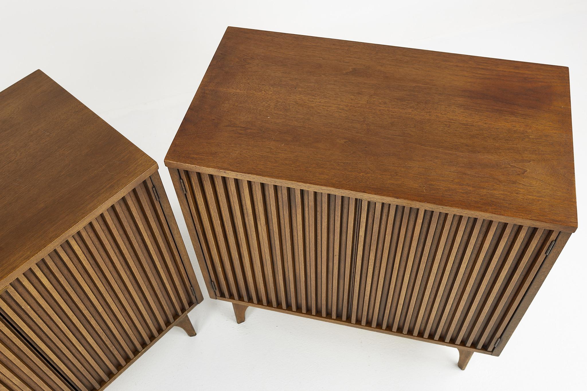 Broyhill Brasilia Mid Century Louvered Commode Nightstands, Pair In Good Condition In Countryside, IL