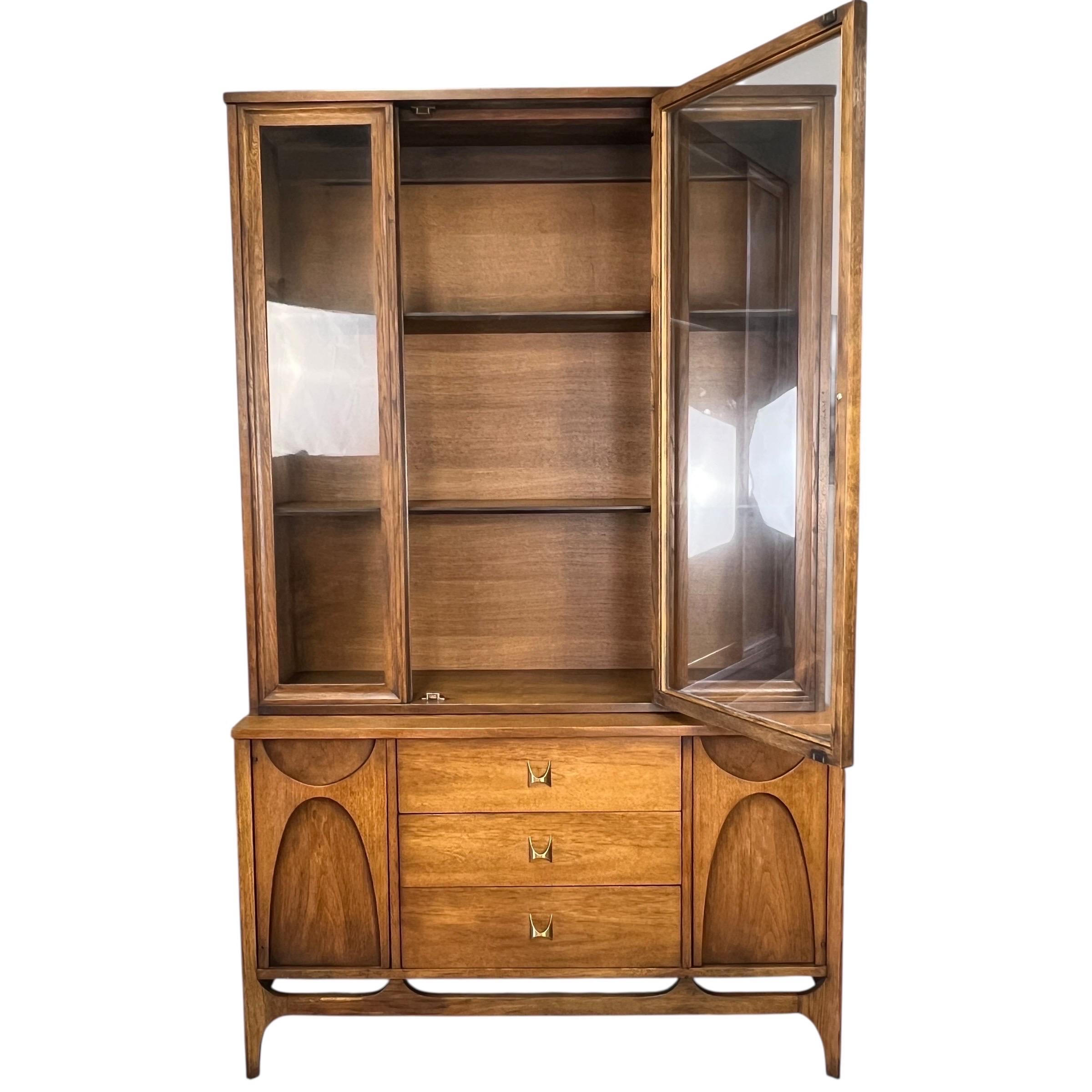 È disponibile per l'acquisto questa ricercatissima conigliera di dimensioni ridotte di Broyhill Brasilia. Realizzata nel 1962, è stata ben mantenuta e ha avuto solo due precedenti proprietari.