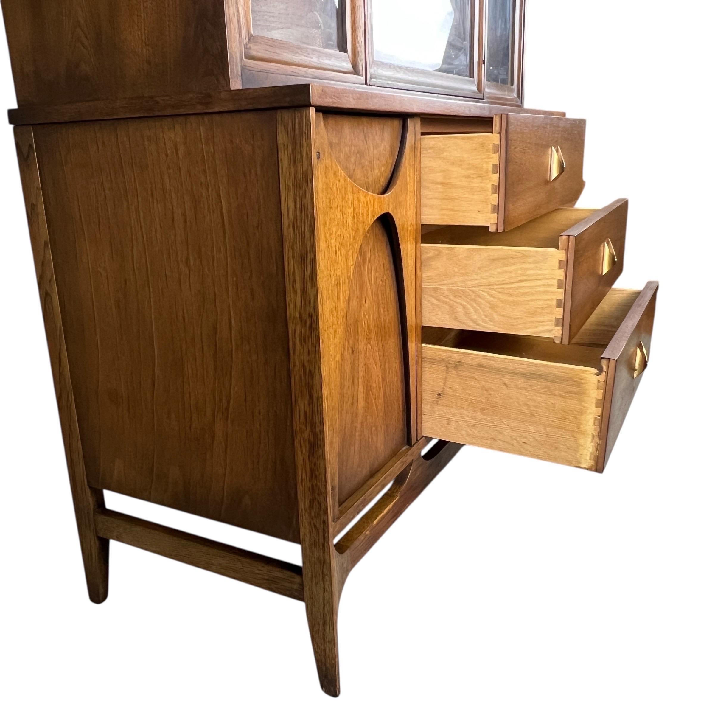 Mid-Century moderno Broyhill Brasilia, conigliera moderna di metà secolo in vendita