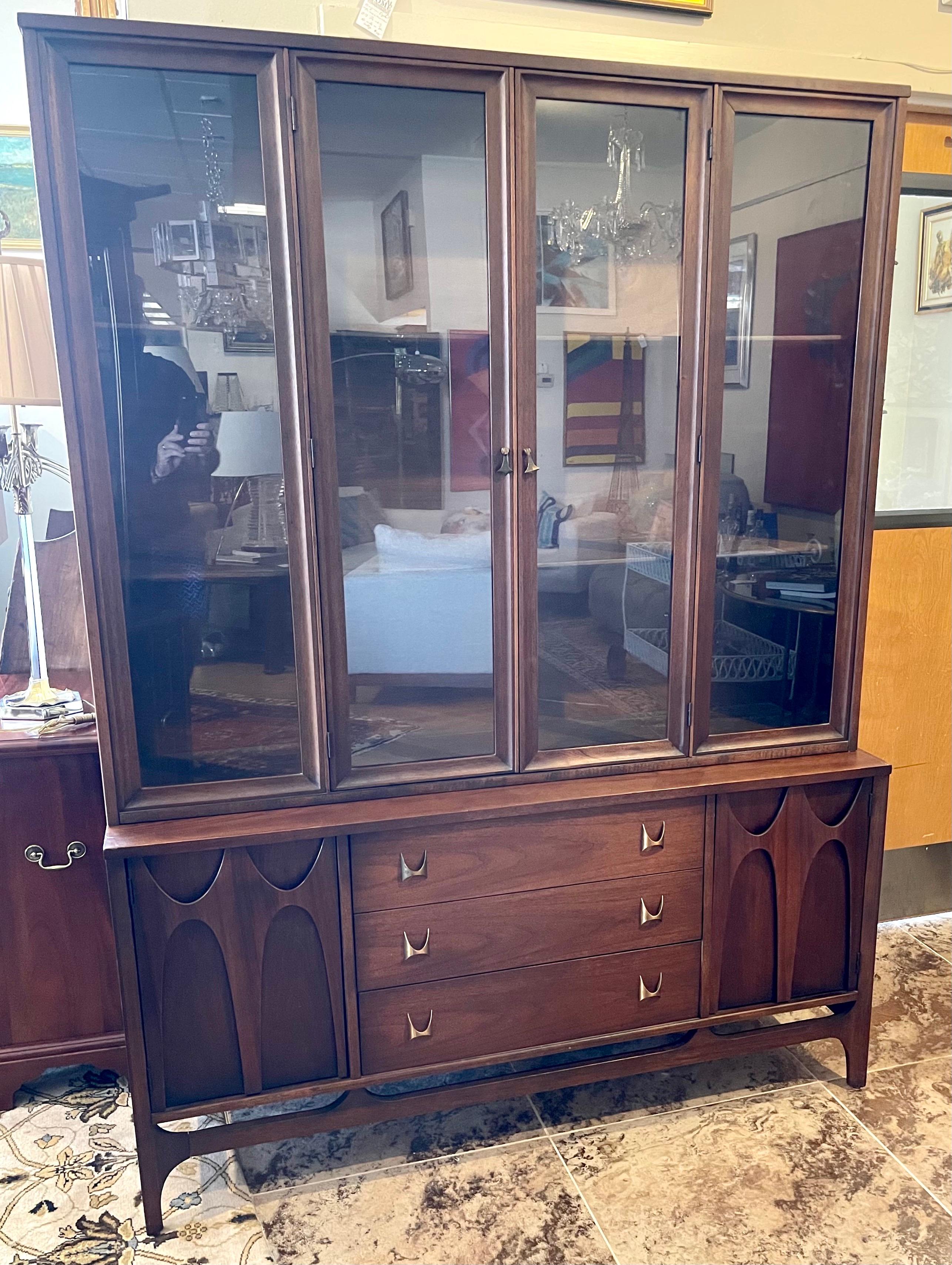 Broyhill Brasilia Mid-Century Modern Sculpted Walnut Breakfront China Cabinet In Good Condition In West Hartford, CT