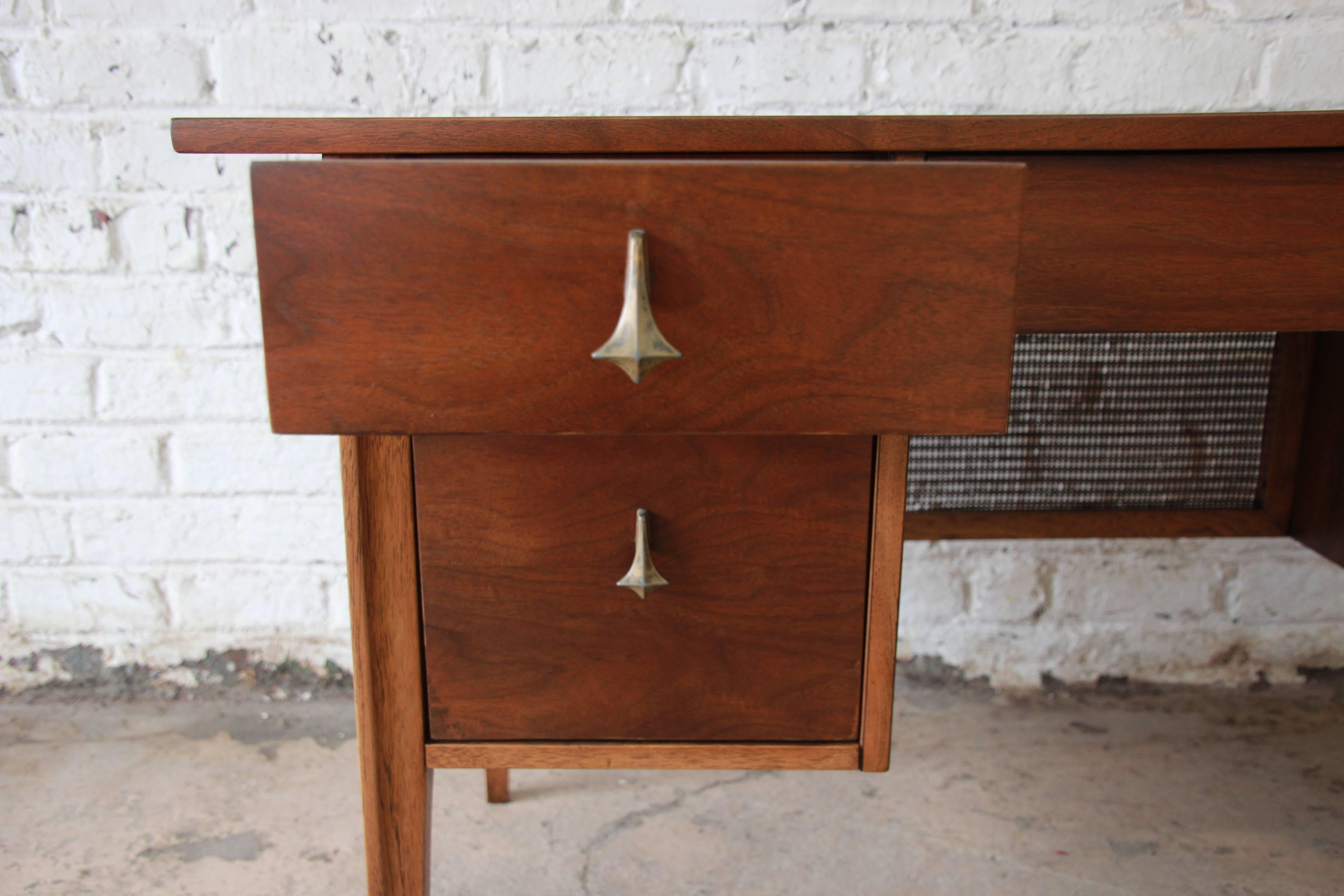 Broyhill Brasilia Mid-Century Modern Sculpted Walnut Desk In Good Condition In South Bend, IN
