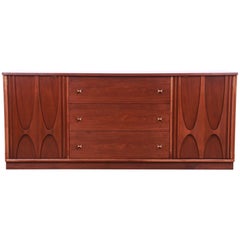 Cassettone o credenza in noce scolpito di Broyhill Brasilia, 1960