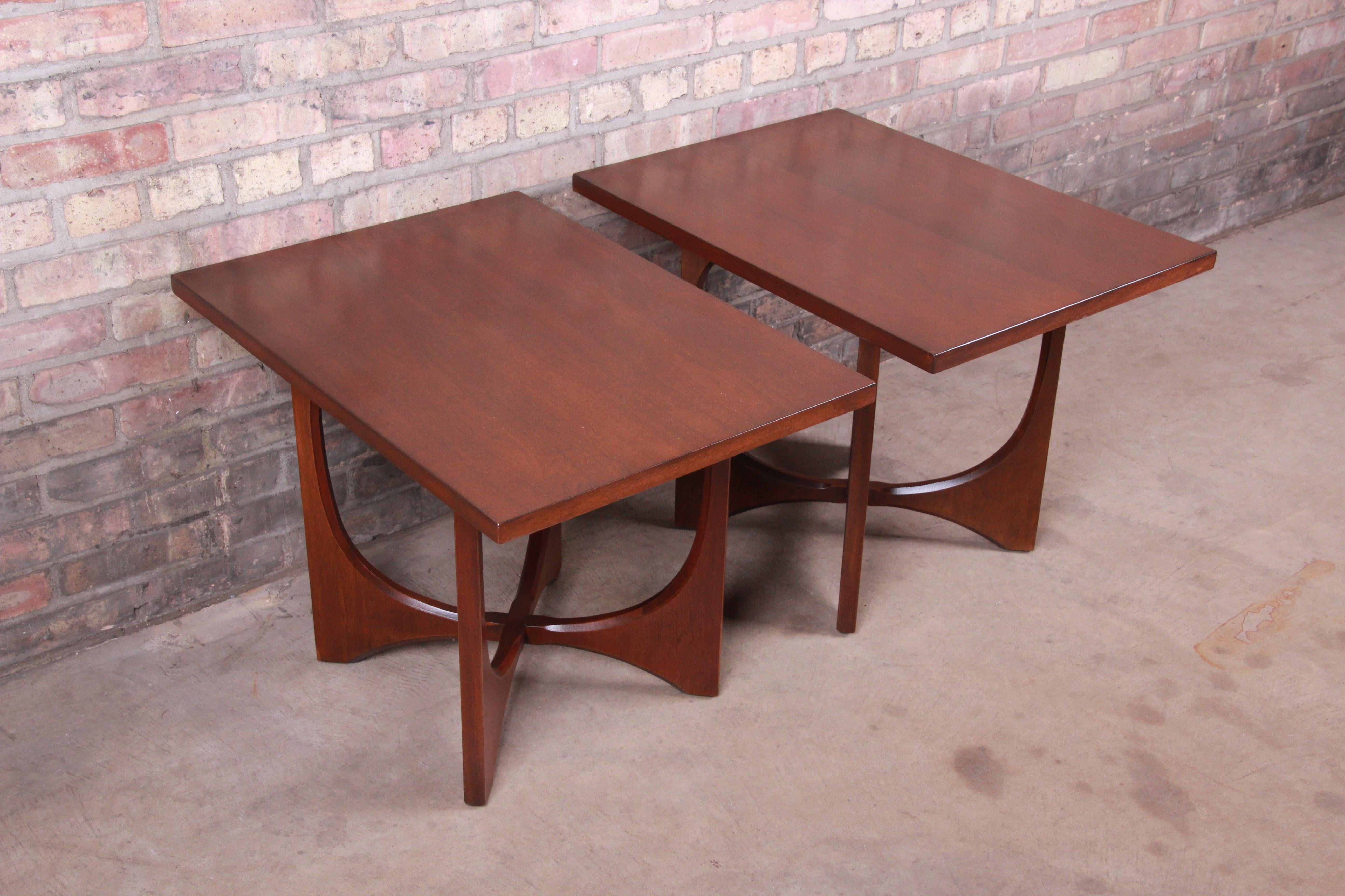 An exceptional pair of Mid-Century Modern sculpted walnut end tables or nightstands

By Broyhill Brasilia

USA, 1960s

Measures: 20