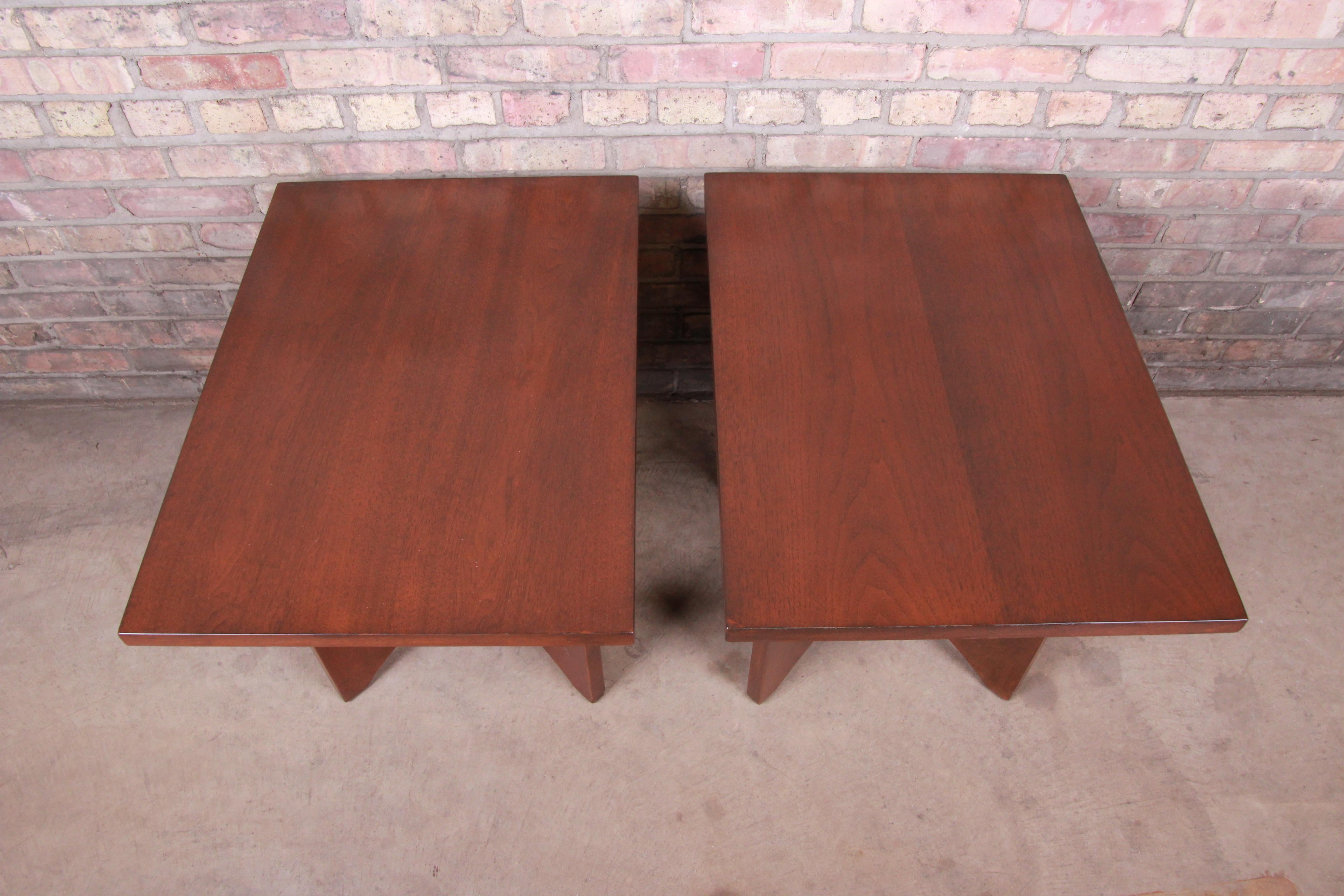 Broyhill Brasilia Mid-Century Modern Sculpted Walnut End Tables, Pair In Good Condition In South Bend, IN