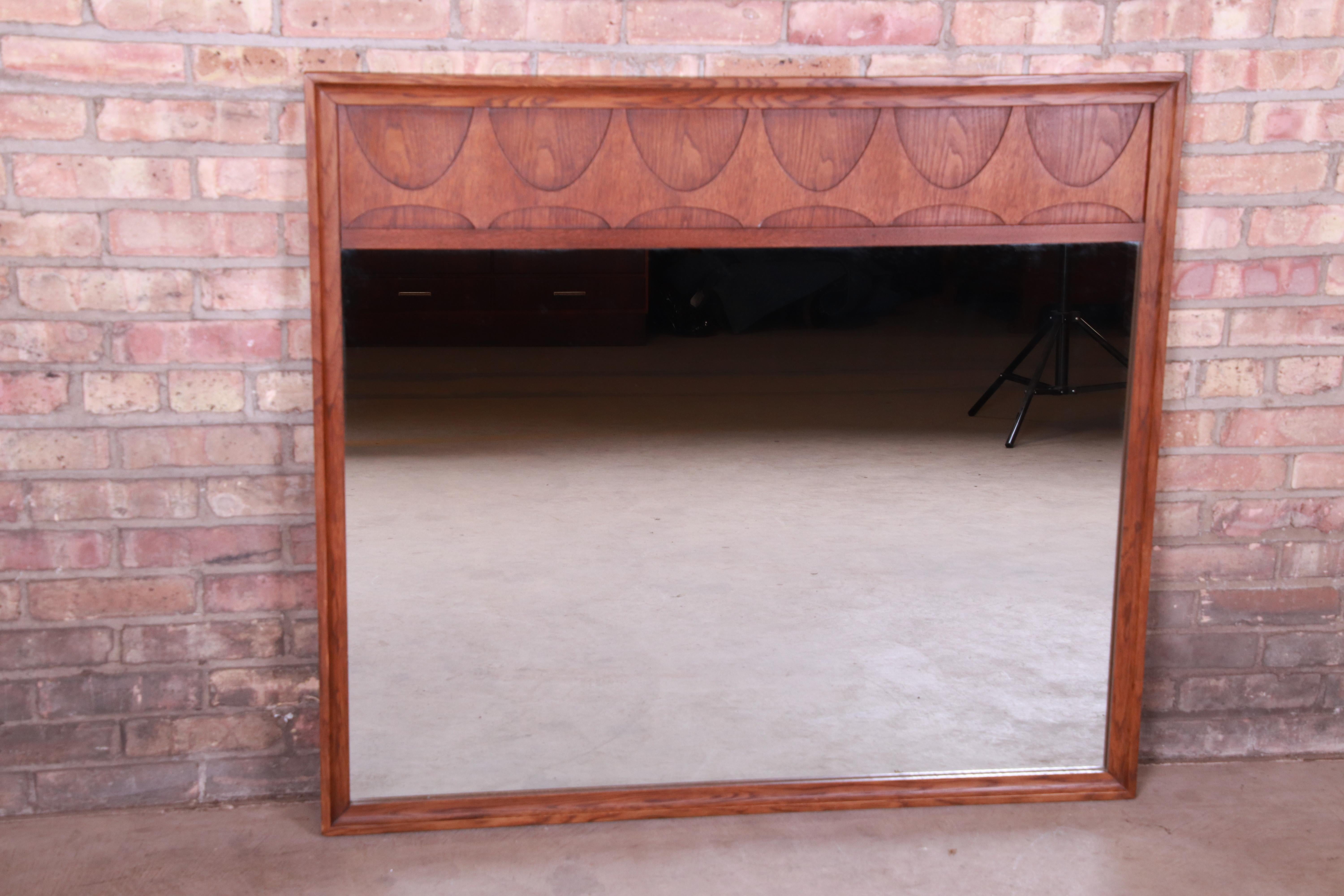 An exceptional Mid-Century Modern sculpted walnut framed mirror

By Broyhill Brasilia

USA, 1960s

Measures: 44.25