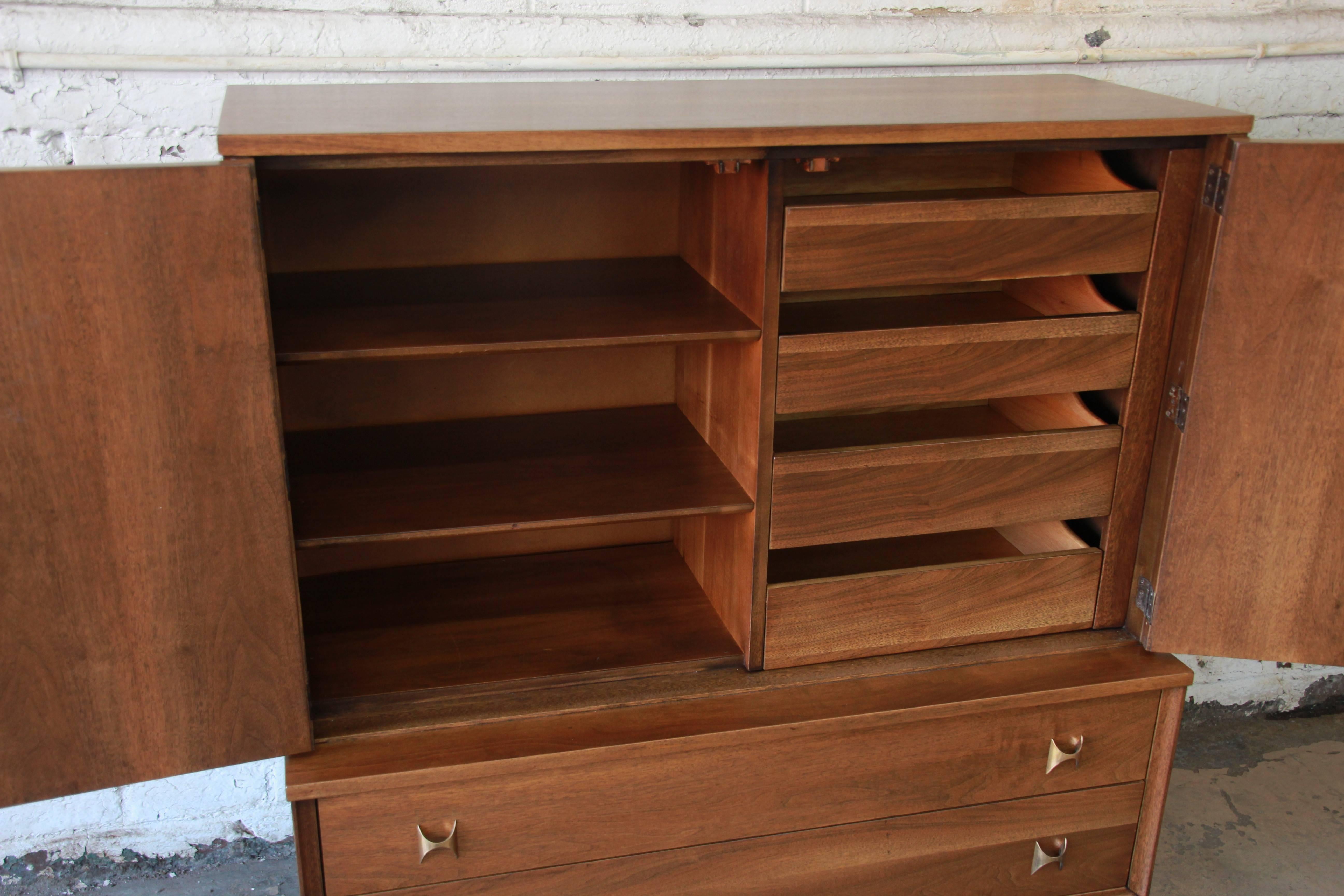 Broyhill Brasilia Mid-Century Modern Sculpted Walnut Gentleman's Chest, 1960s In Excellent Condition In South Bend, IN