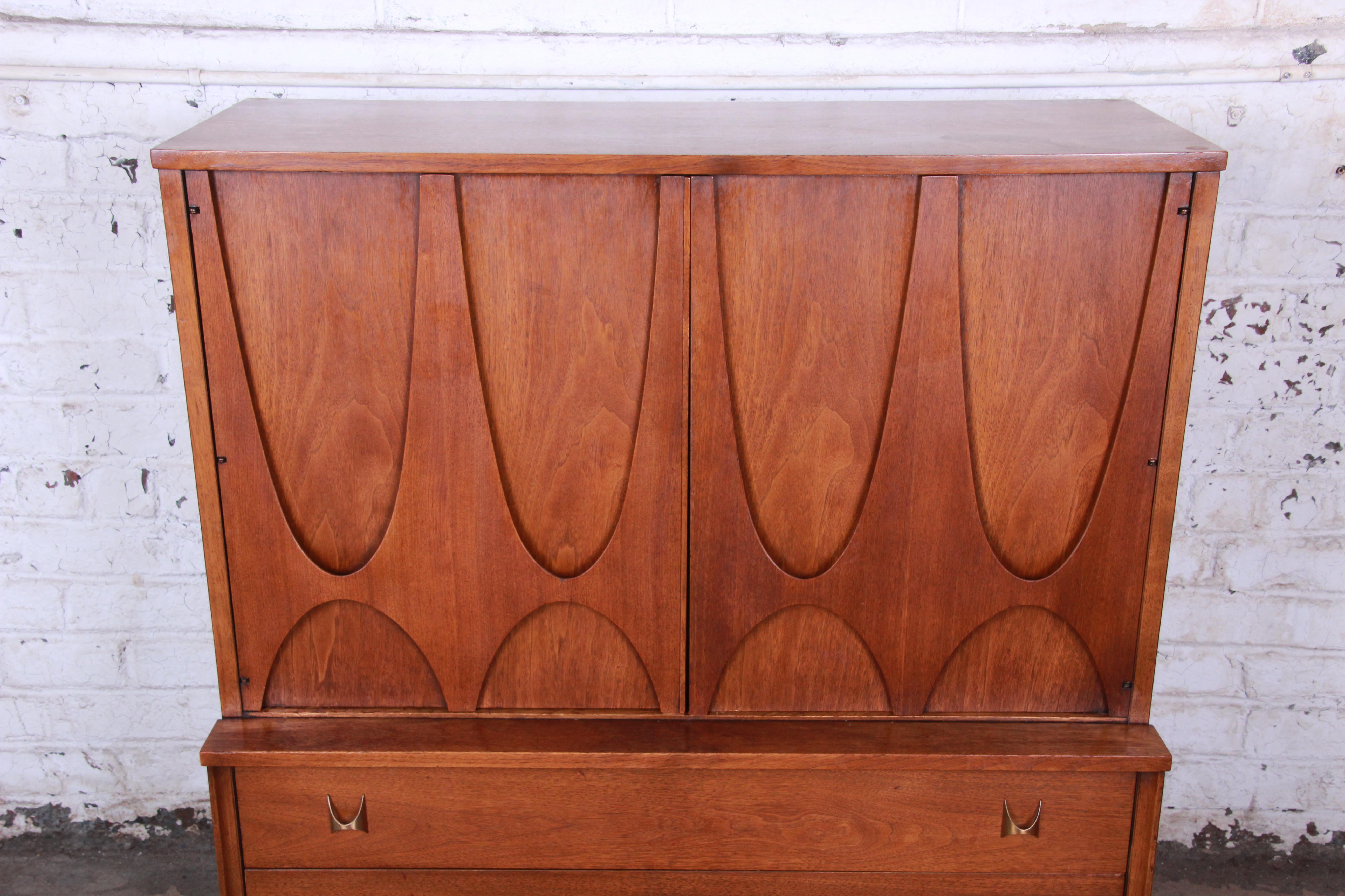 Broyhill Brasilia Mid-Century Modern Sculpted Walnut Gentleman's Chest In Good Condition In South Bend, IN