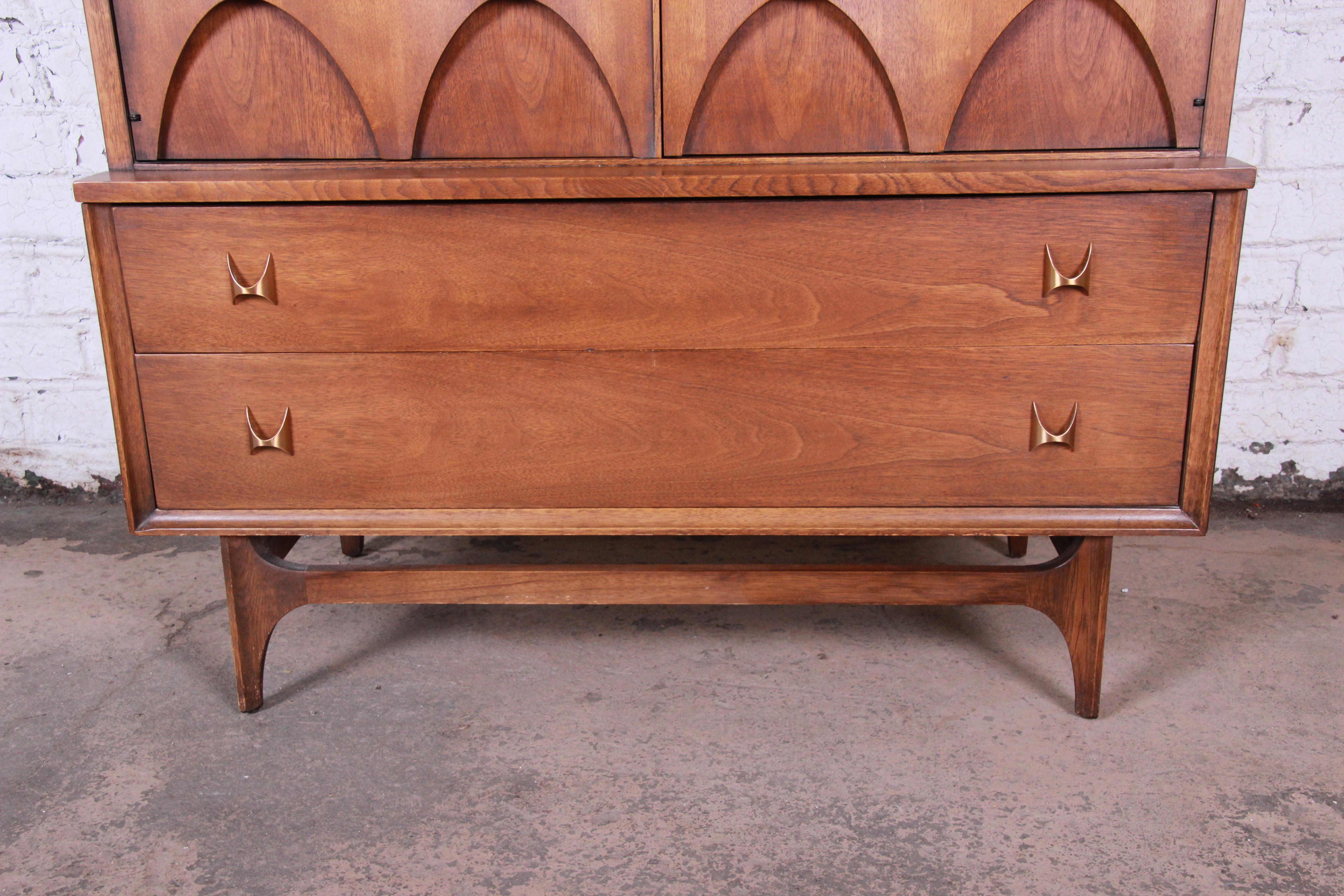Broyhill Brasilia Mid-Century Modern Sculpted Walnut Gentleman's Chest In Good Condition In South Bend, IN