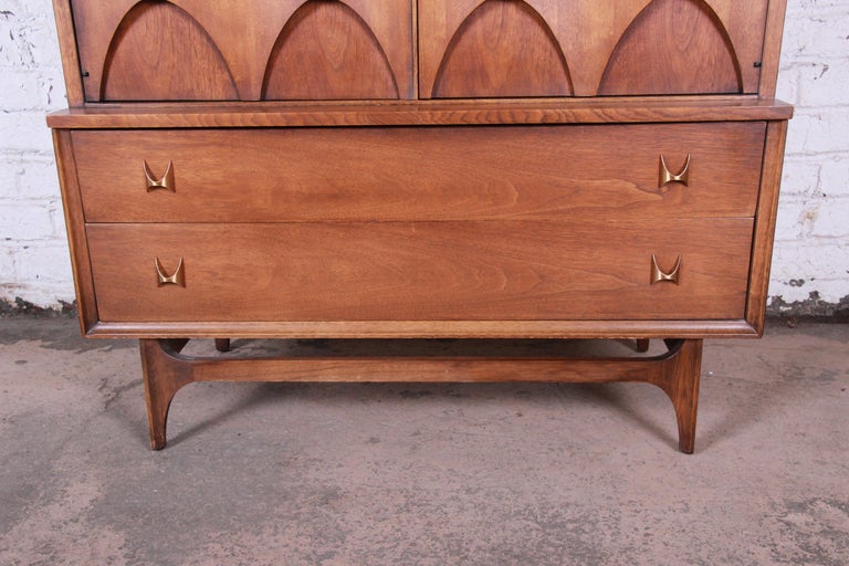 Broyhill Brasilia Mid Century Modern Sculpted Walnut Gentleman S