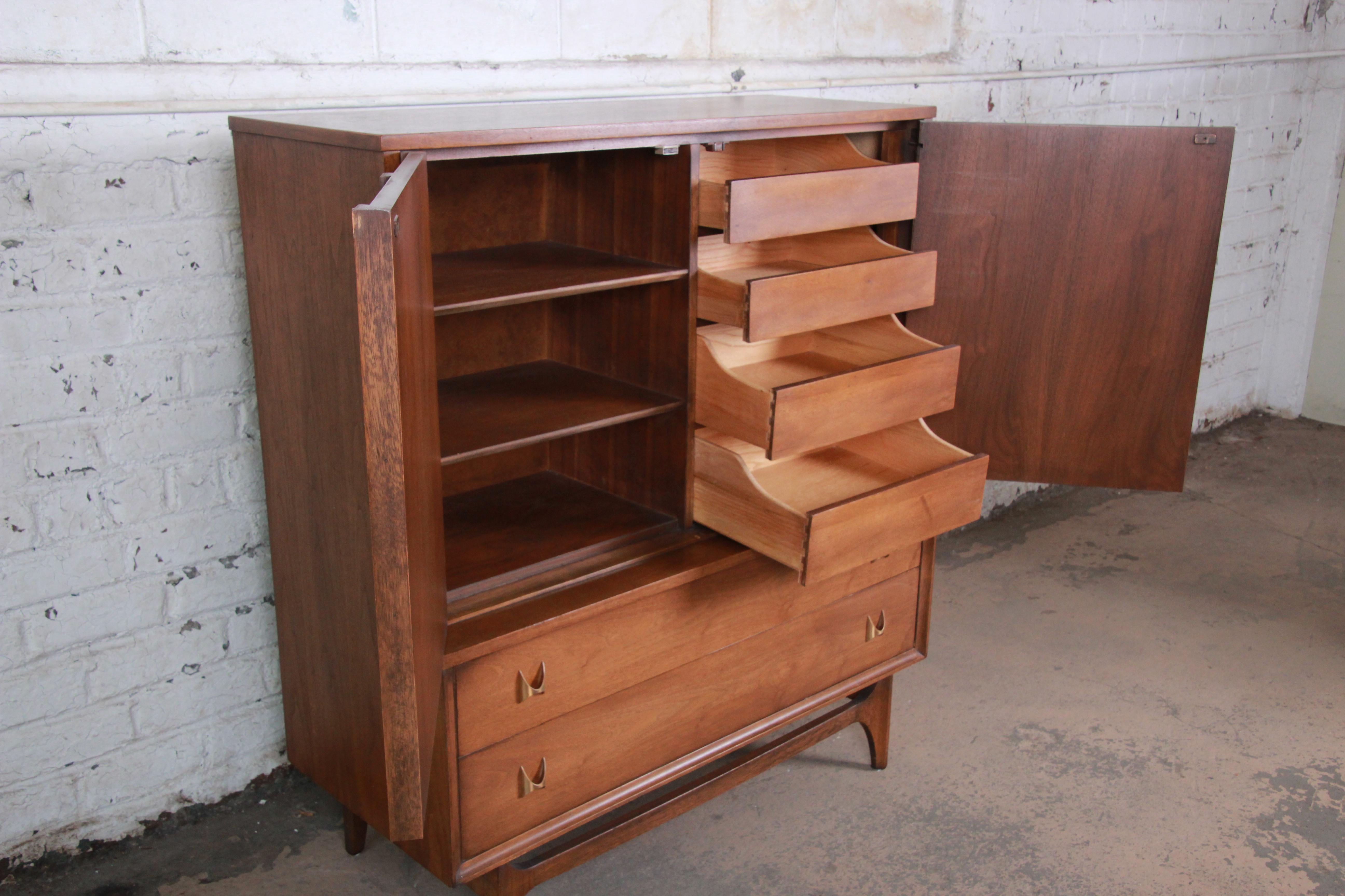 Broyhill Brasilia Mid-Century Modern Sculpted Walnut Gentleman's Chest In Good Condition In South Bend, IN