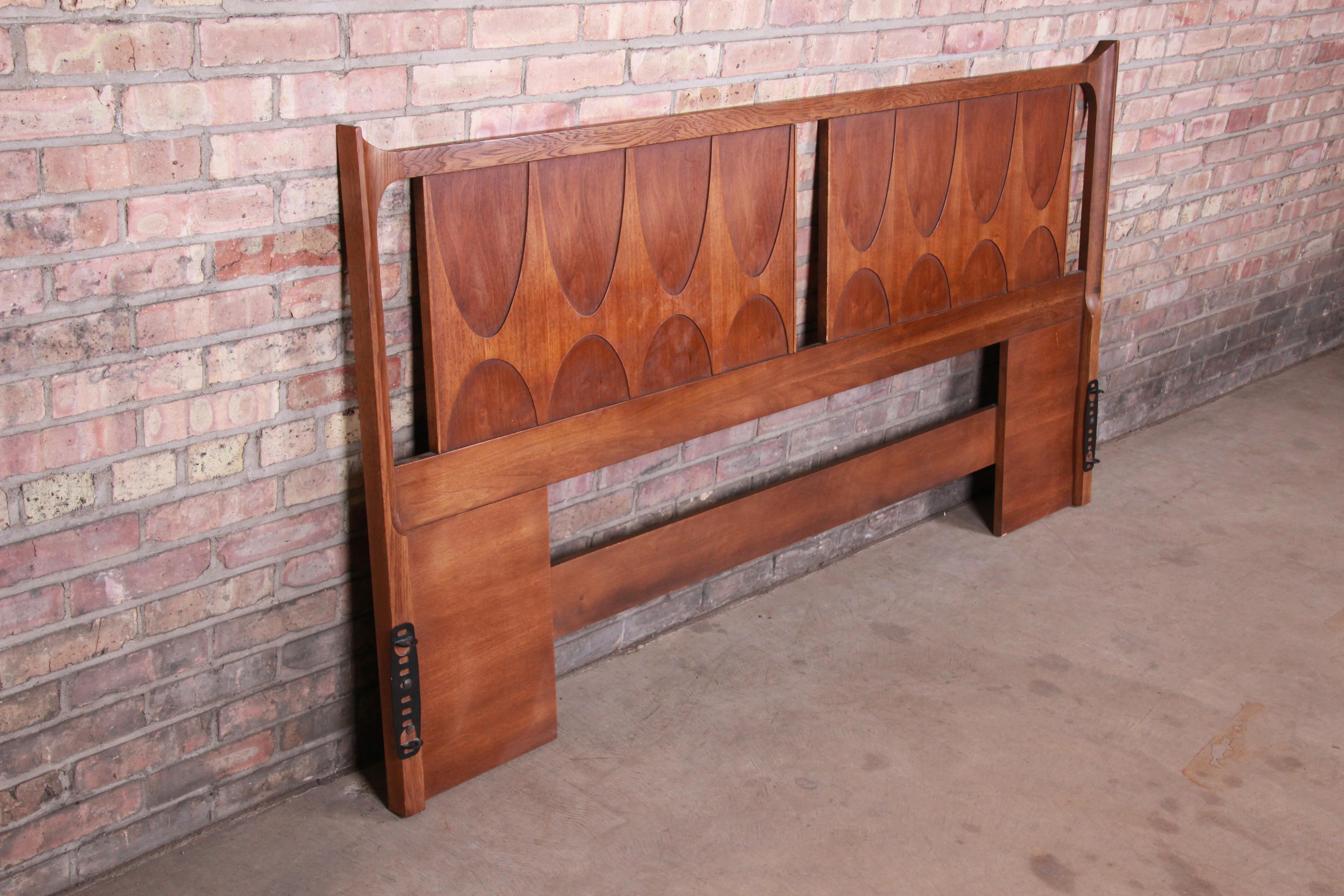 An exceptional Mid-Century Modern sculpted walnut king size headboard

By Broyhill Brasilia

USA, 1960s

Measures: 78.25