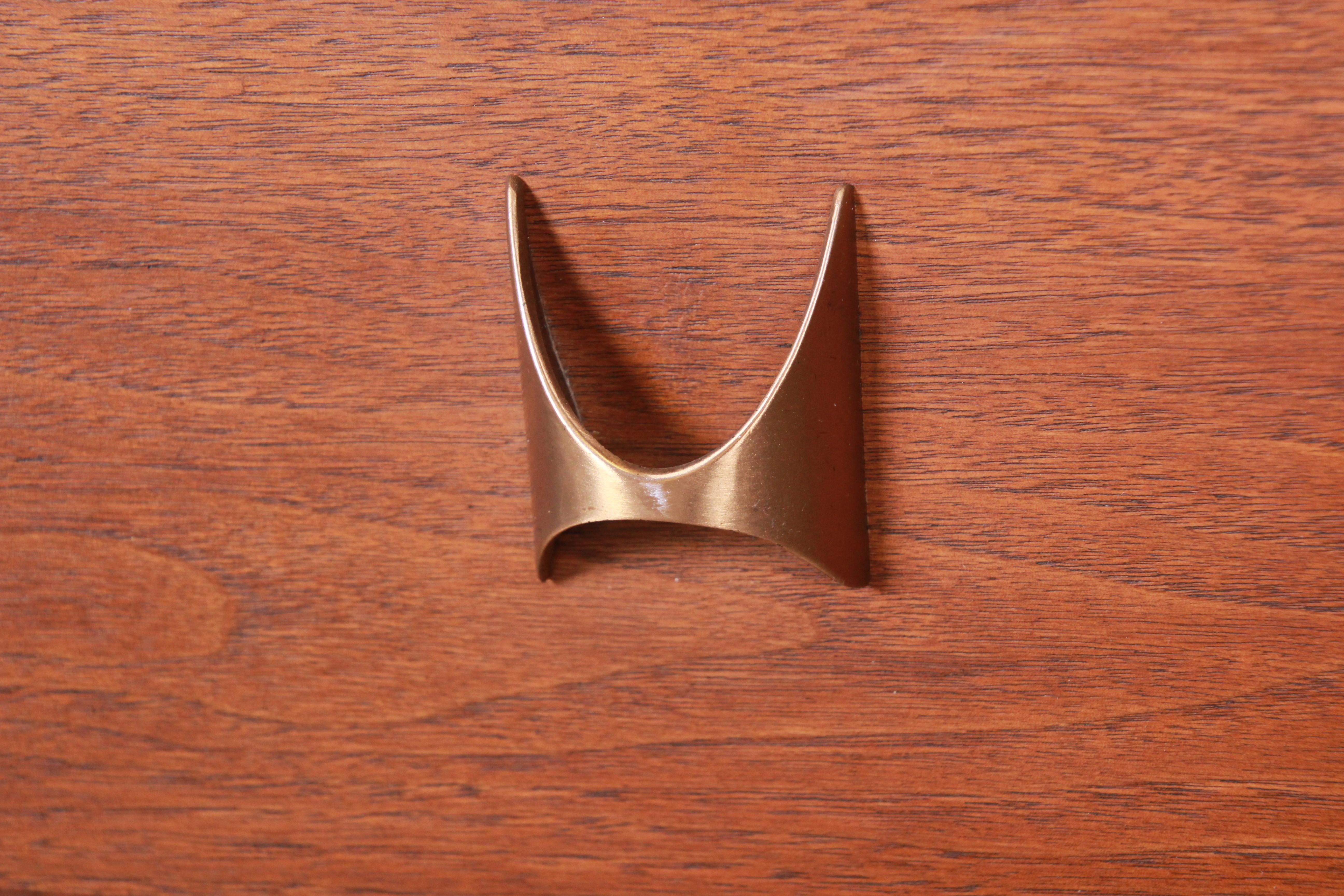 Broyhill Brasilia Mid-Century Modern Sculpted Walnut Magna Dresser Chest, 1962 5