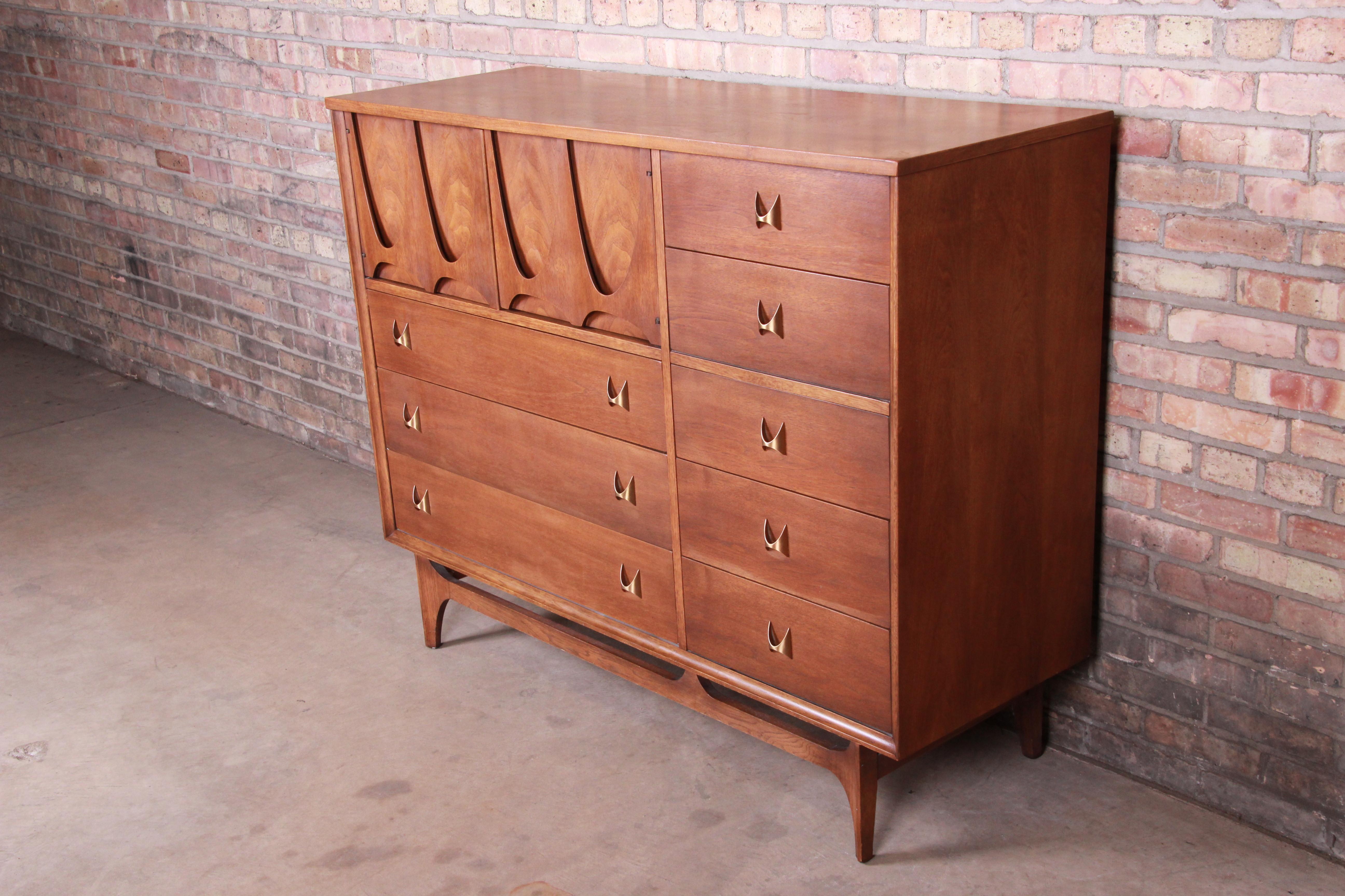 Broyhill Brasilia Mid-Century Modern Sculpted Walnut Magna Dresser Chest, 1962 In Good Condition In South Bend, IN