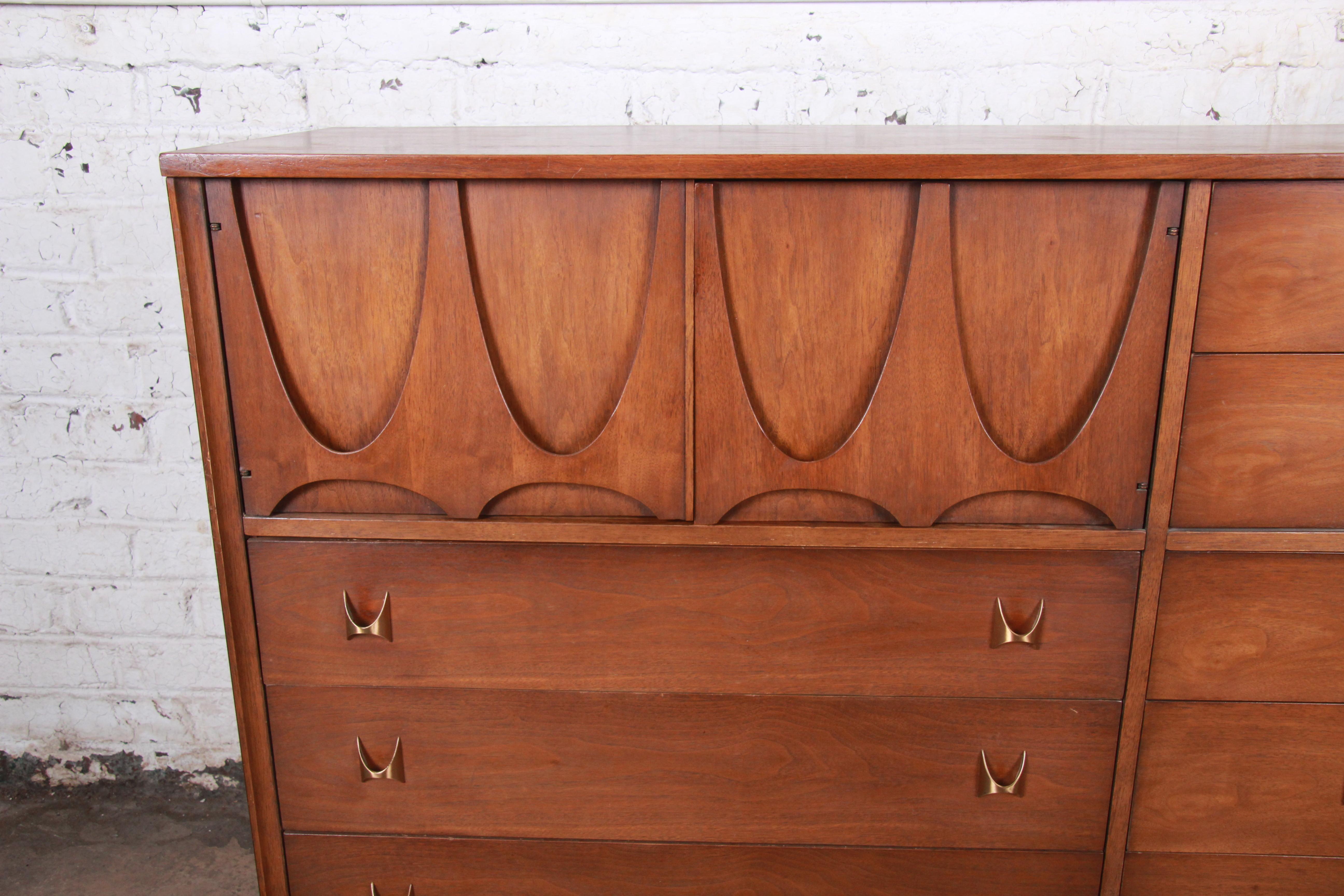 Broyhill Brasilia Mid-Century Modern Sculpted Walnut Magna Dresser Chest, 1964 In Good Condition In South Bend, IN
