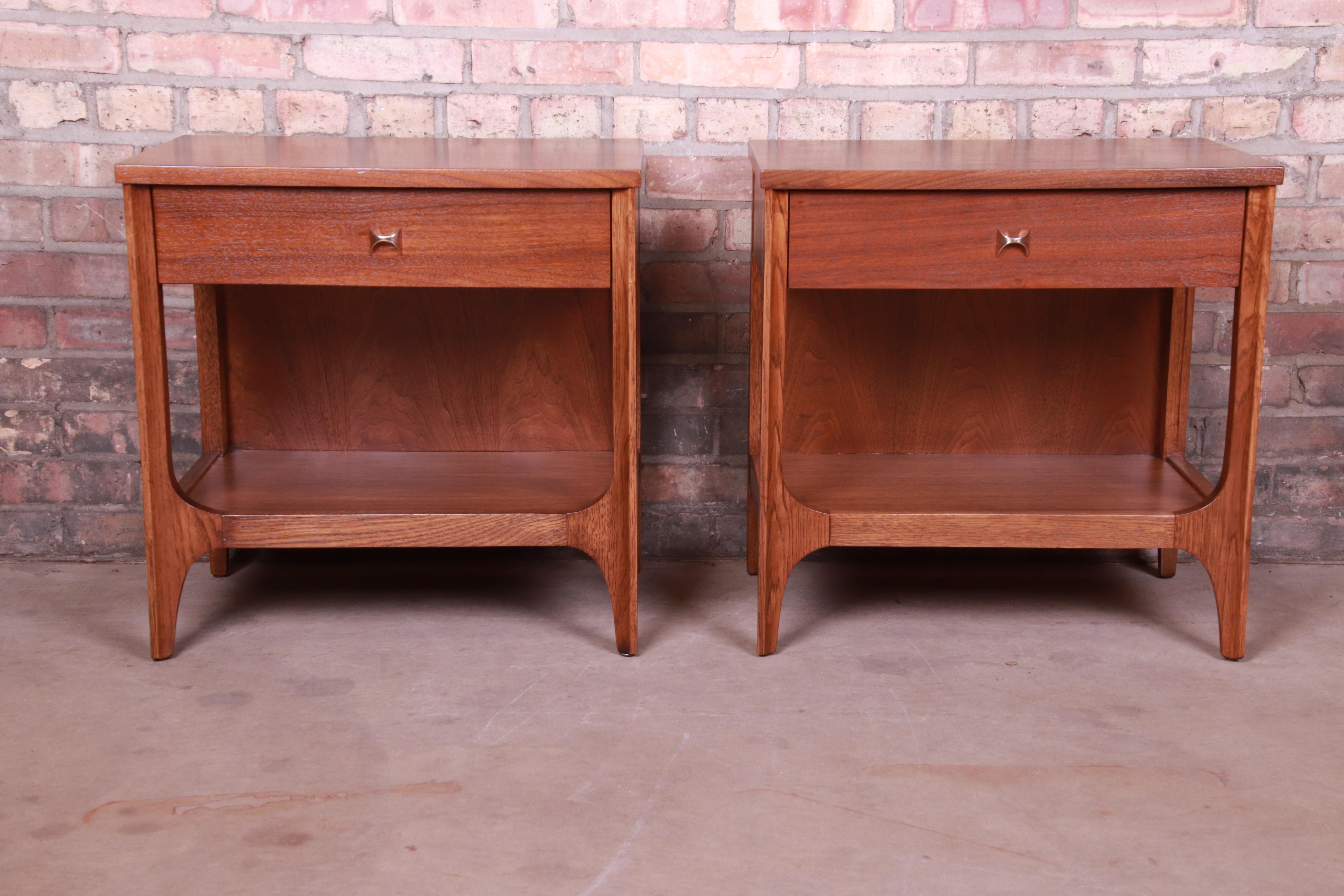 An exceptional pair of Mid-Century Modern sculpted walnut nightstands

By Broyhill Brasilia

USA, 1960s

Measures: 22.25