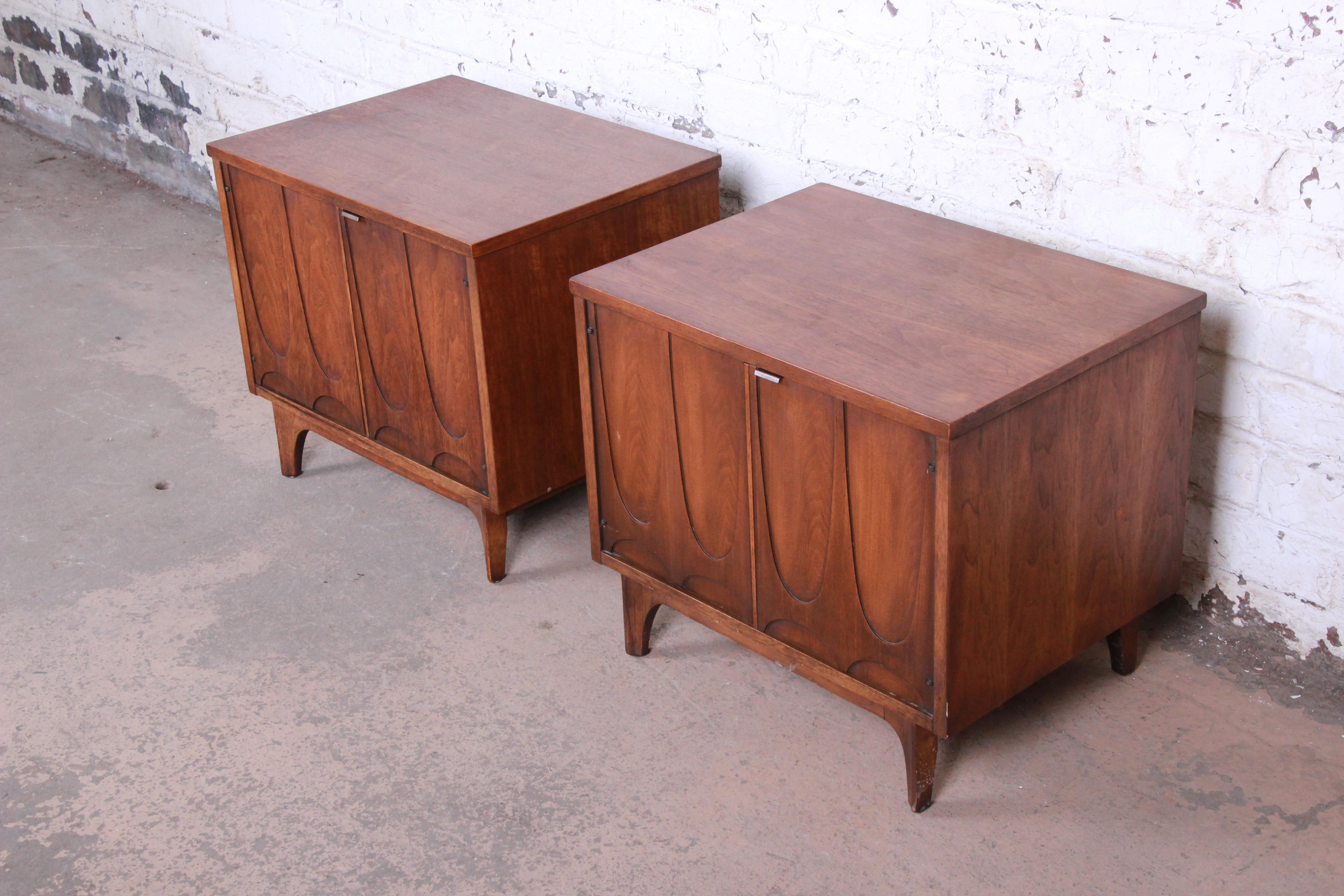 Broyhill Brasilia Mid-Century Modern Sculpted Walnut Nightstands, Pair In Good Condition In South Bend, IN