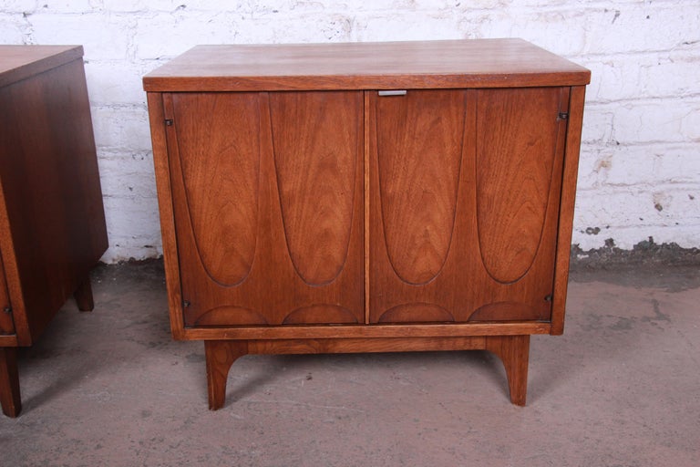 Broyhill Brasilia Mid Century Modern Sculpted Walnut