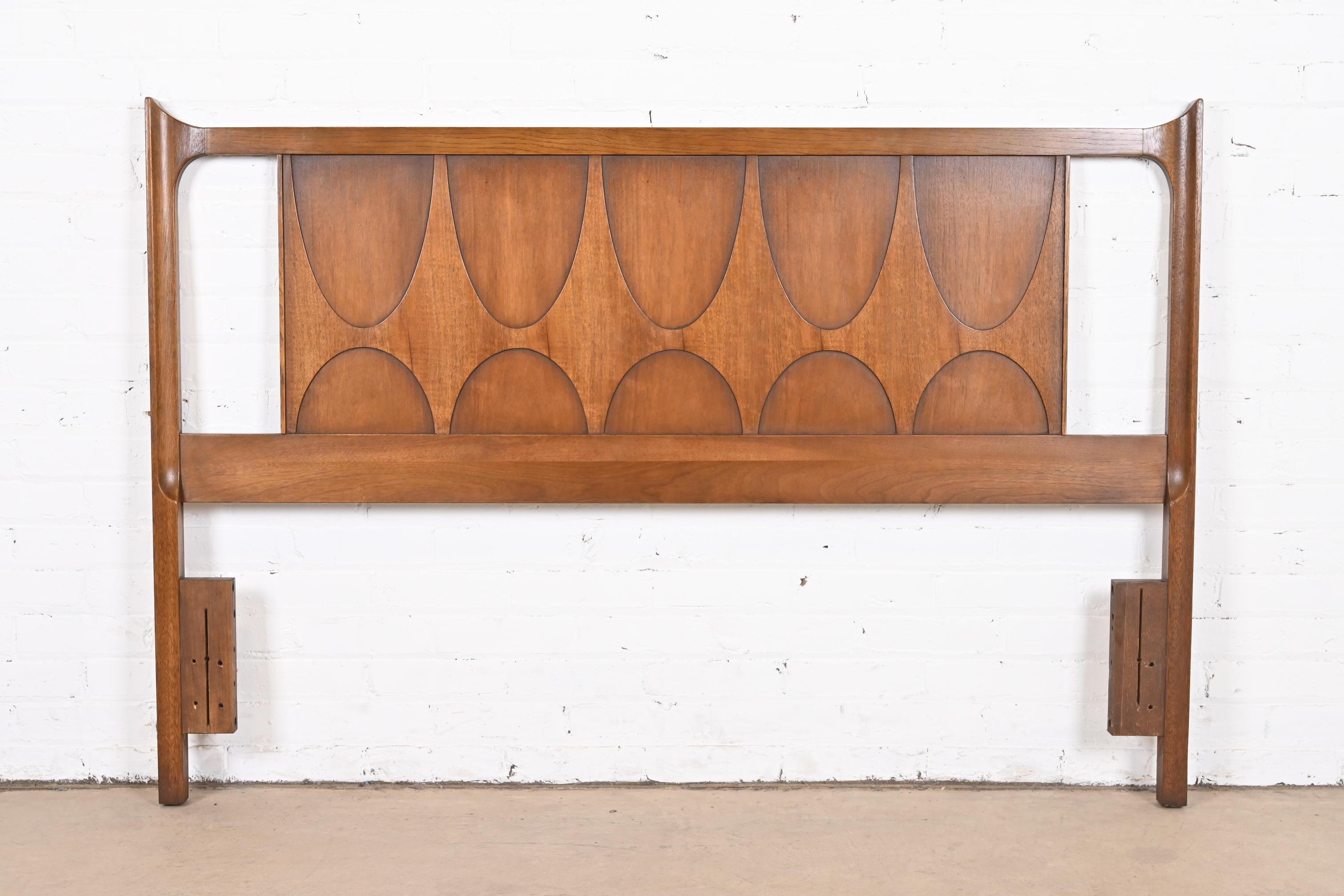 An exceptional Mid-Century Modern sculpted walnut king size headboard

By Broyhill Brasilia

USA, 1960s

Measures: 60