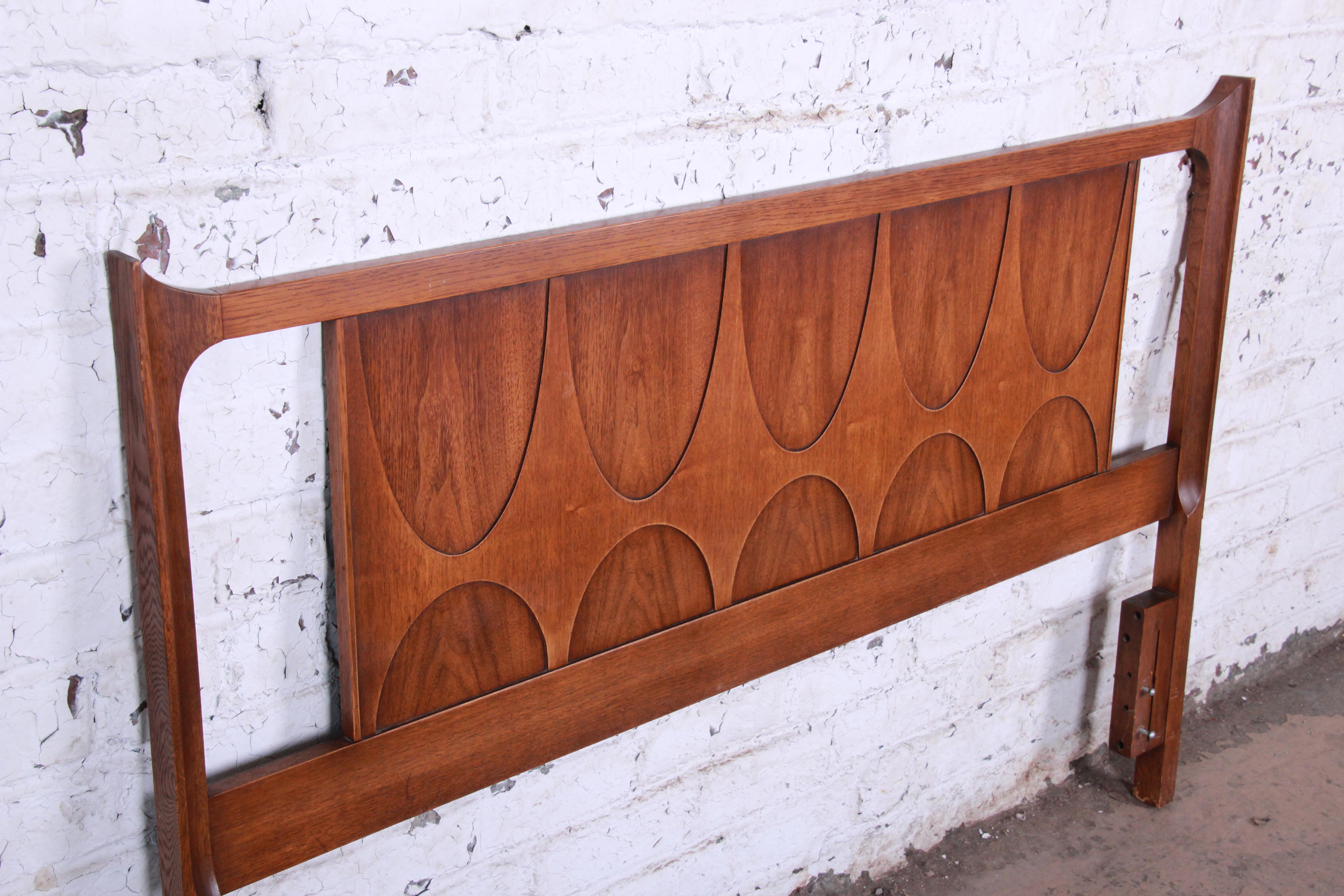 Broyhill Brasilia Mid-Century Modern Sculpted Walnut Queen Size Headboard In Good Condition In South Bend, IN