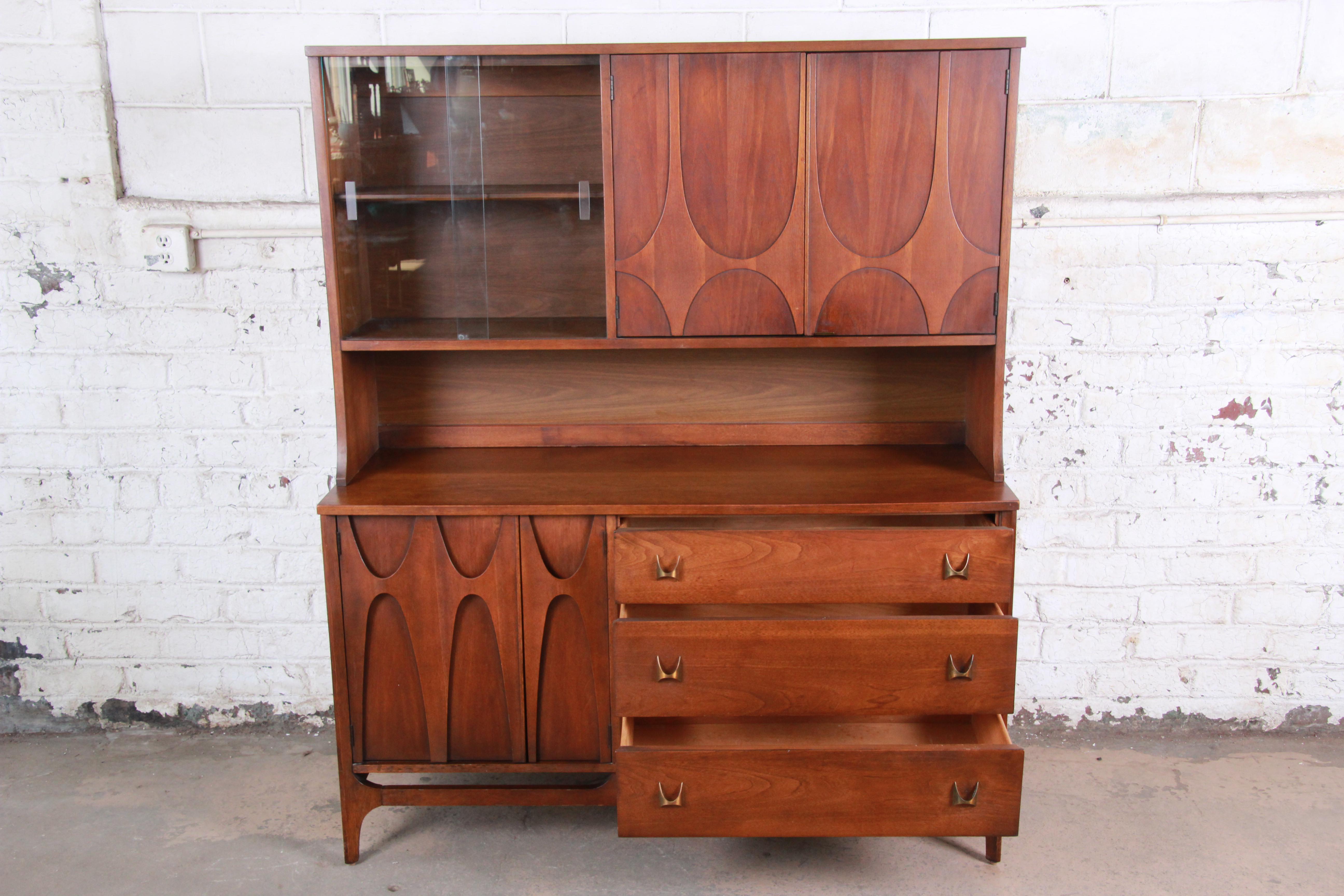 Broyhill Brasilia Mid-Century Modern Sculpted Walnut Sideboard With Hutch In Good Condition In South Bend, IN