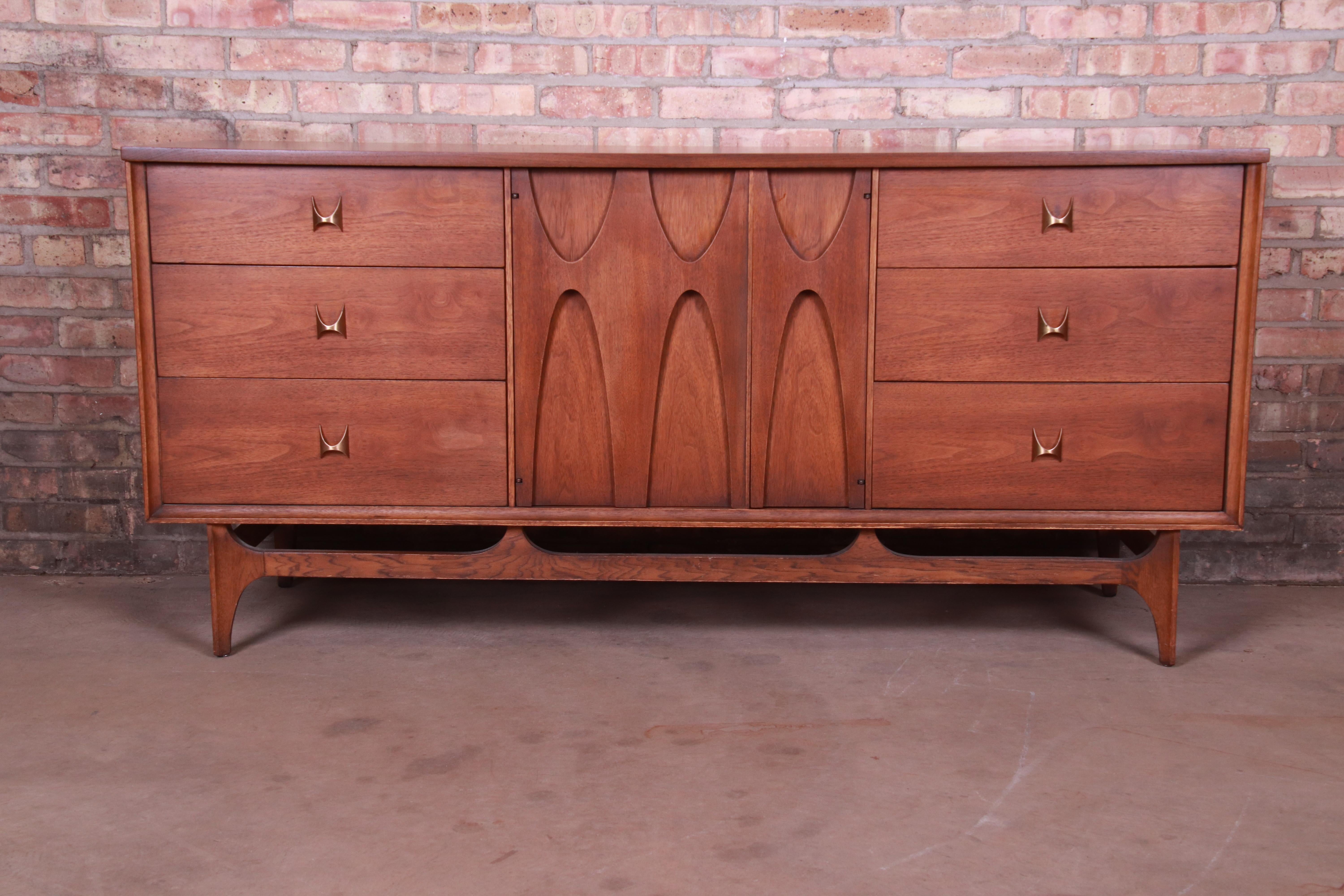 An exceptional Mid-Century Modern sculpted walnut triple dresser or credenza

By Broyhill Brasilia

USA, 1962

Measures: 66