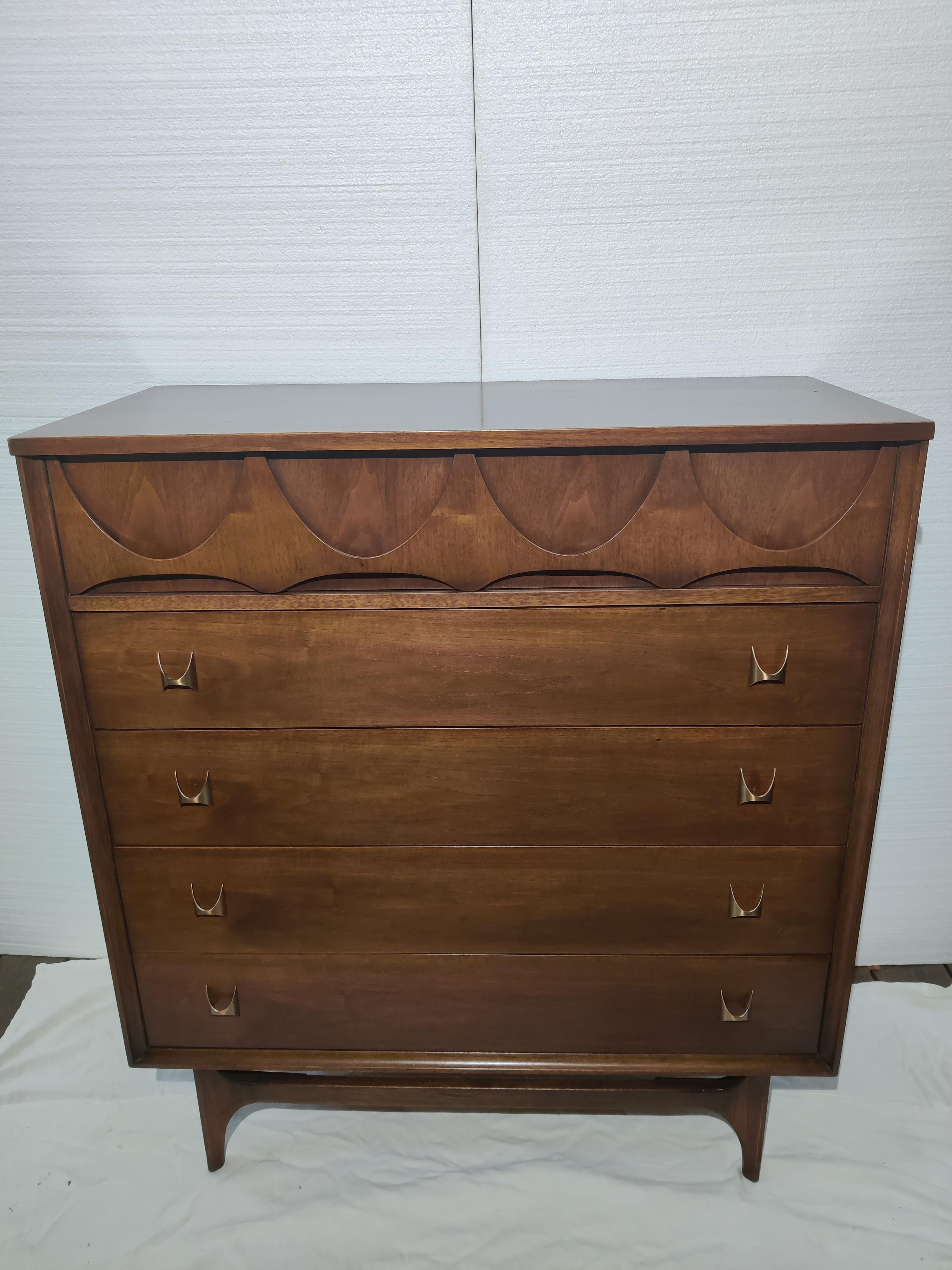 Cómoda alta Broyhill Brasilia Mid Century Modern Nogal alto en venta 11