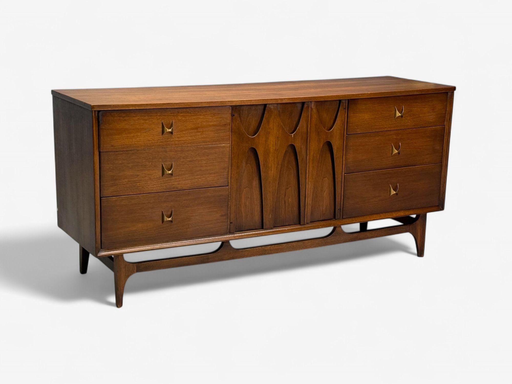 Broyhill Brasilia, Mid-Century Modern, Walnut, Brass, Dresser, USA, 1960s In Good Condition In Manhasset, NY
