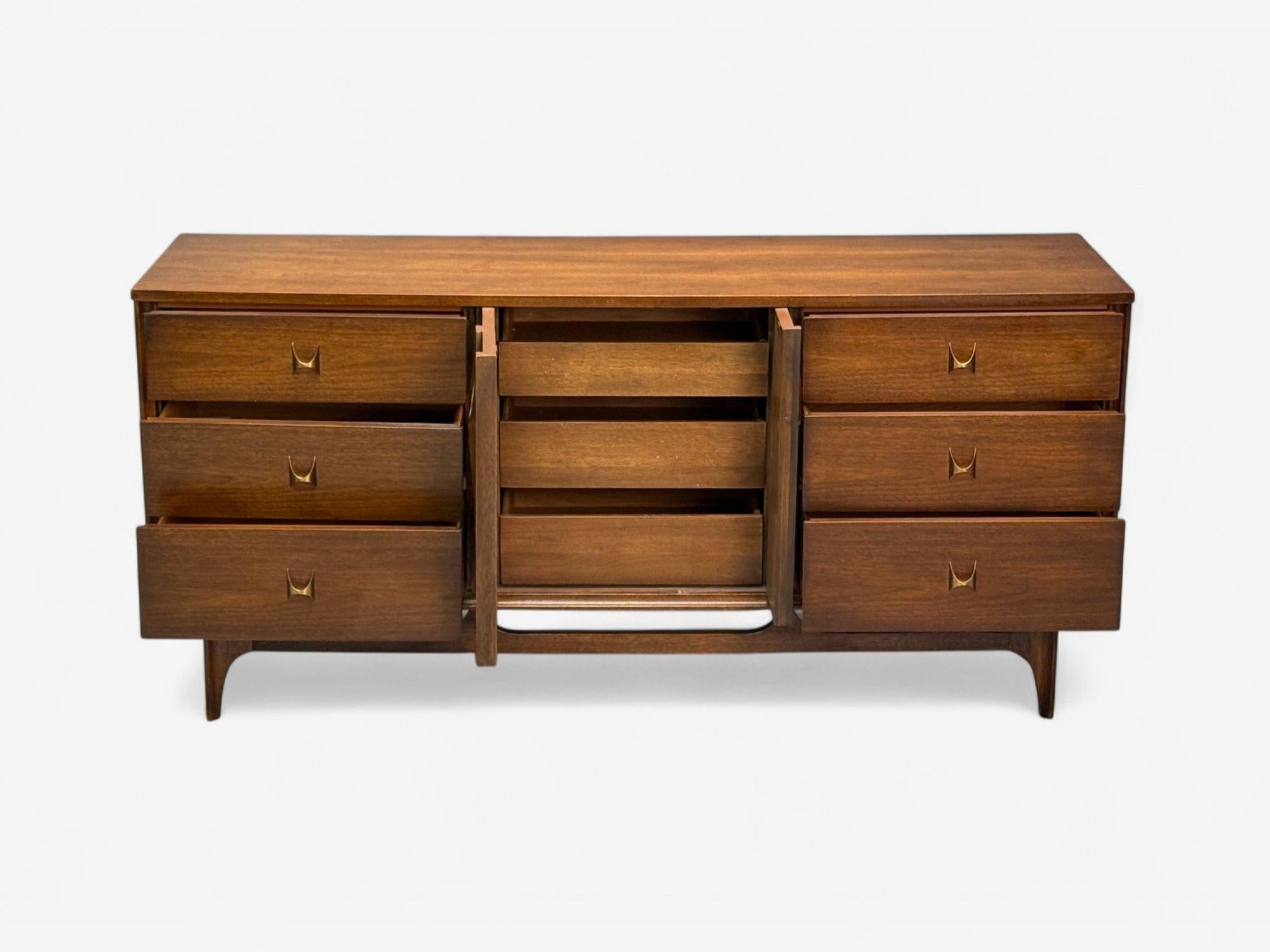 Broyhill Brasilia, Mid-Century Modern, Walnut, Brass, Dresser, USA, 1960s 2