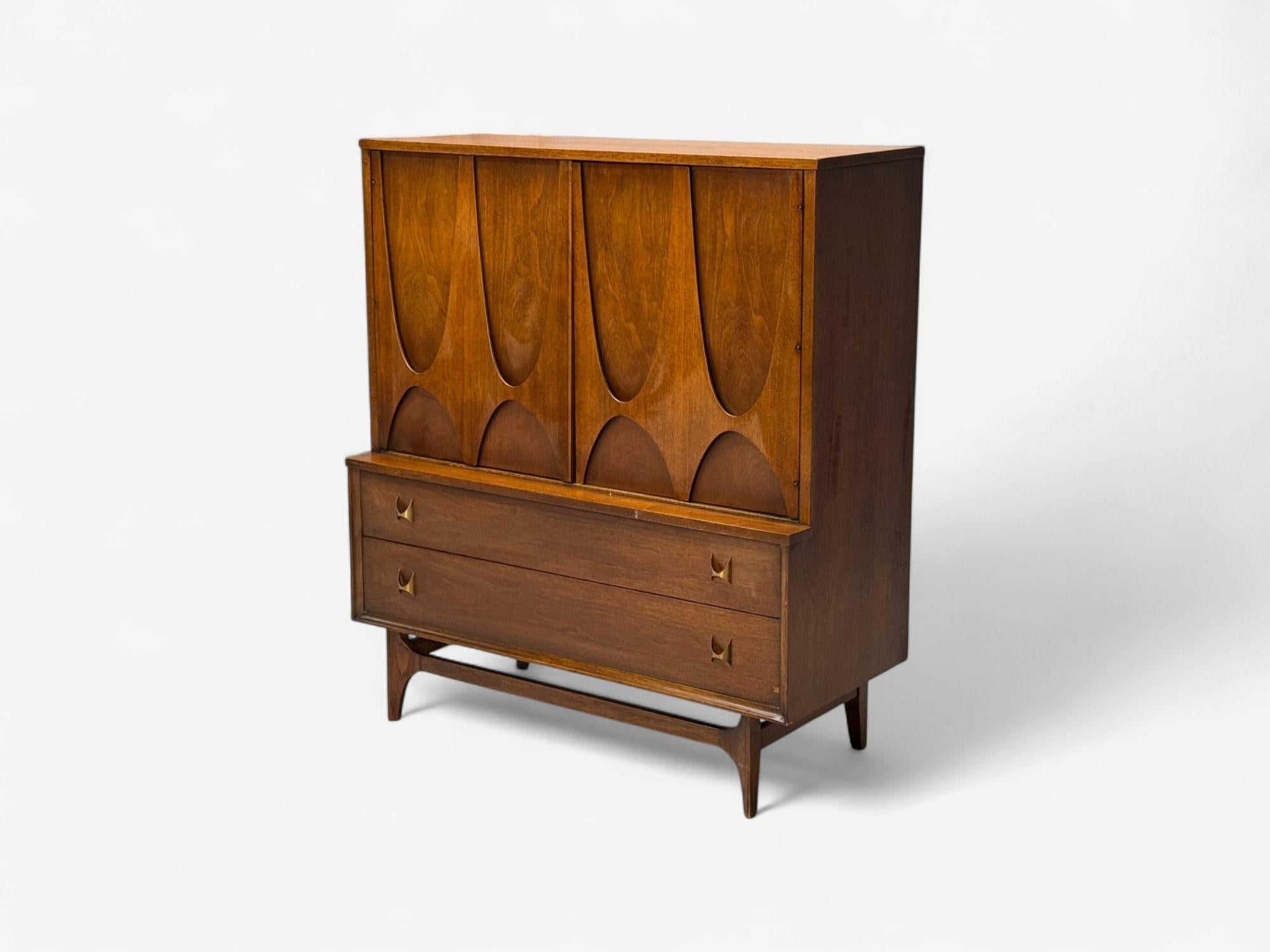 Broyhill Brasilia, Mid-Century Modern, Walnut, Brass, Highboy, USA, 1960s In Good Condition For Sale In Manhasset, NY