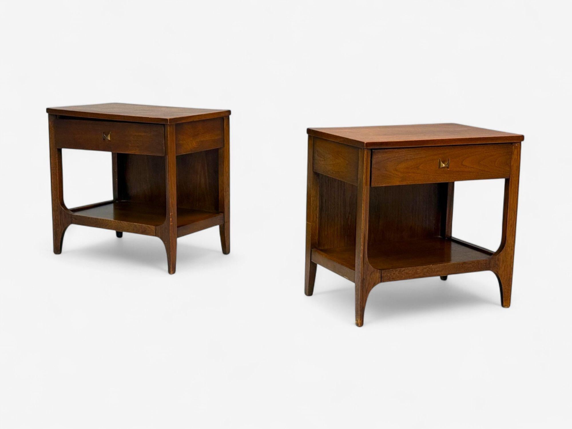 Broyhill Brasilia, Mid-Century Modern, Walnut, Brass, Nightstands, USA, 1960s In Good Condition In Manhasset, NY