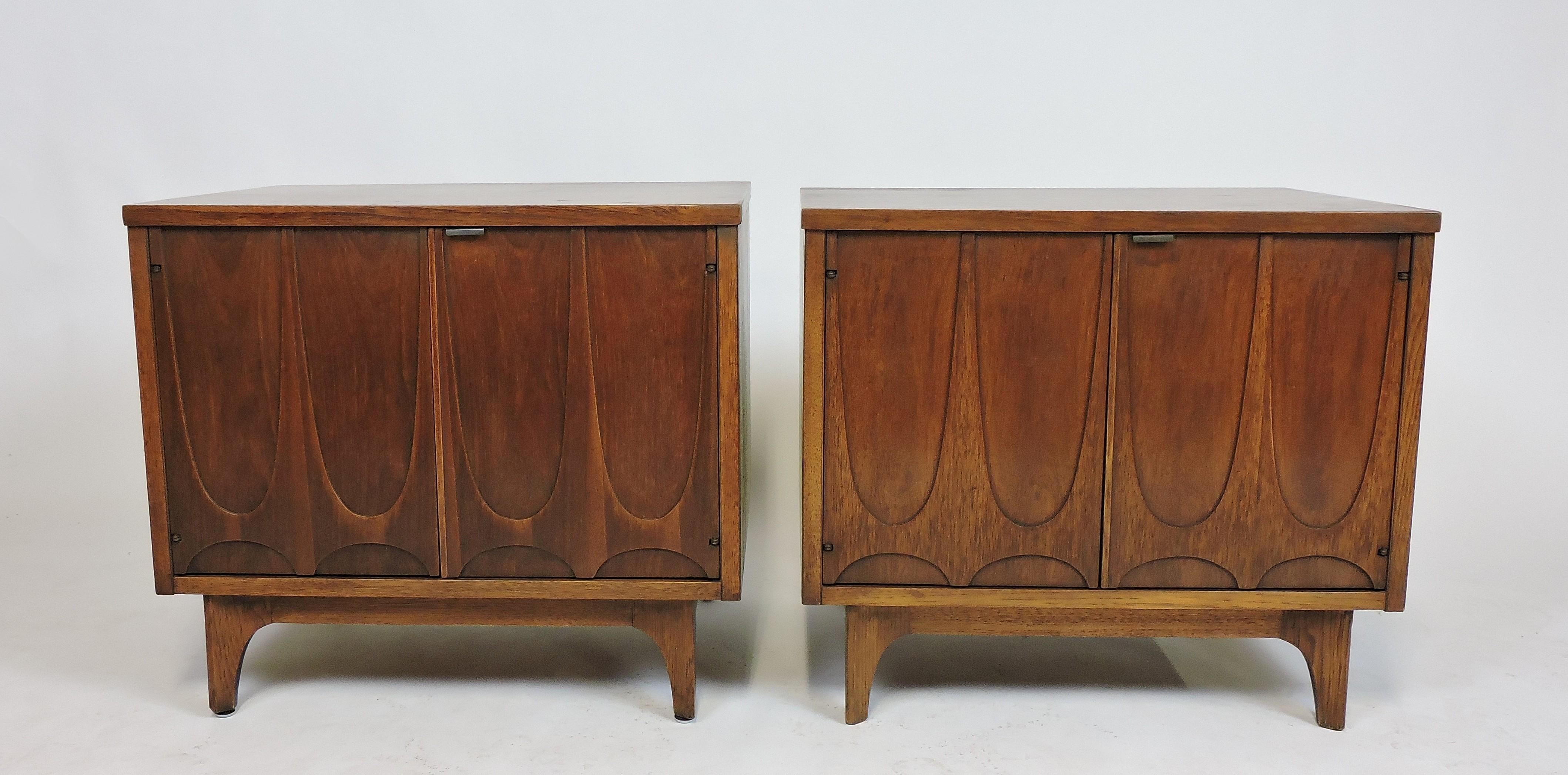 Broyhill Brasilia Mid-Century Modern Walnut Pair of Nightstands or End Tables 2