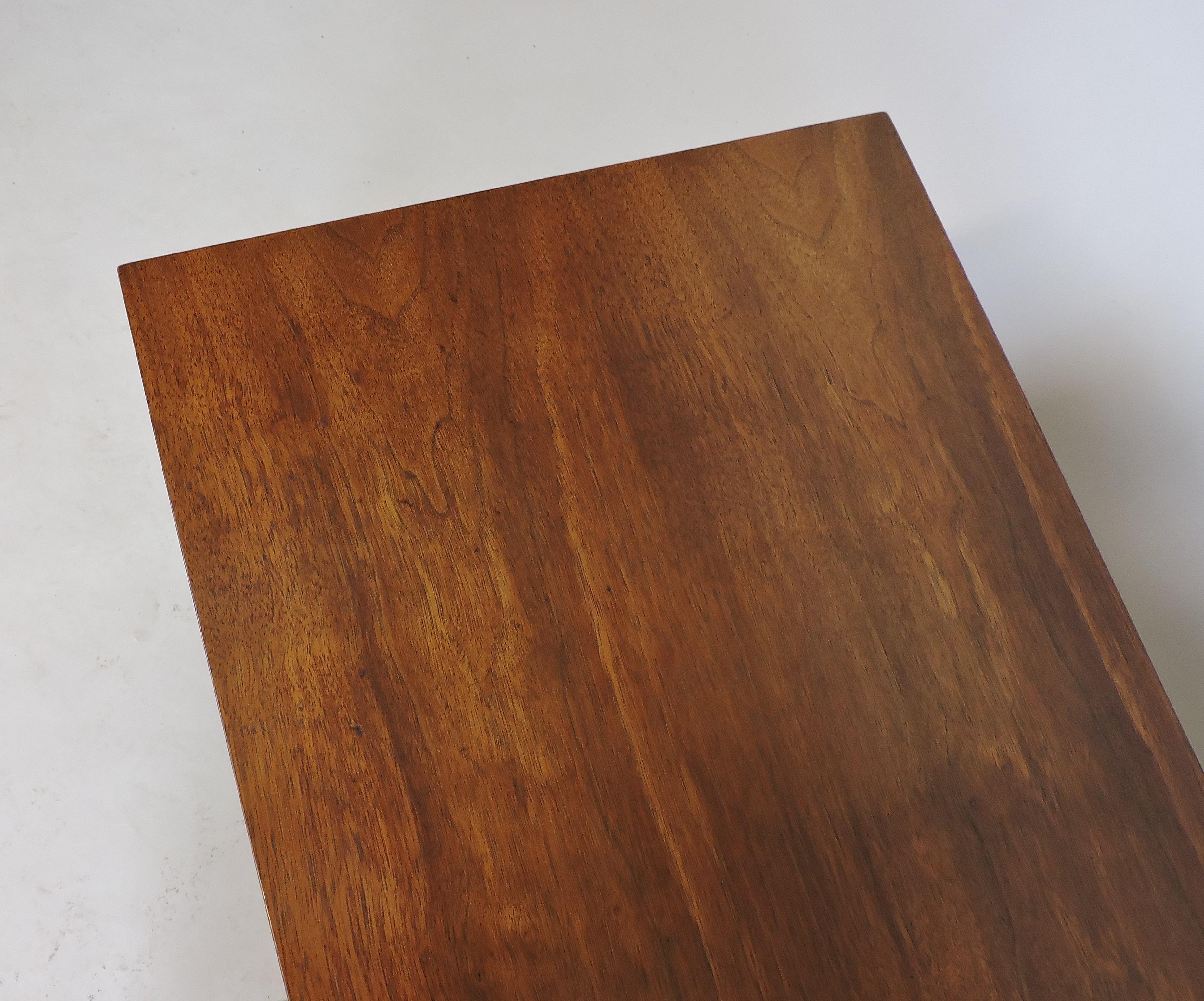 Broyhill Brasilia Mid-Century Modern Walnut Pair of Nightstands or End Tables In Good Condition In Chesterfield, NJ