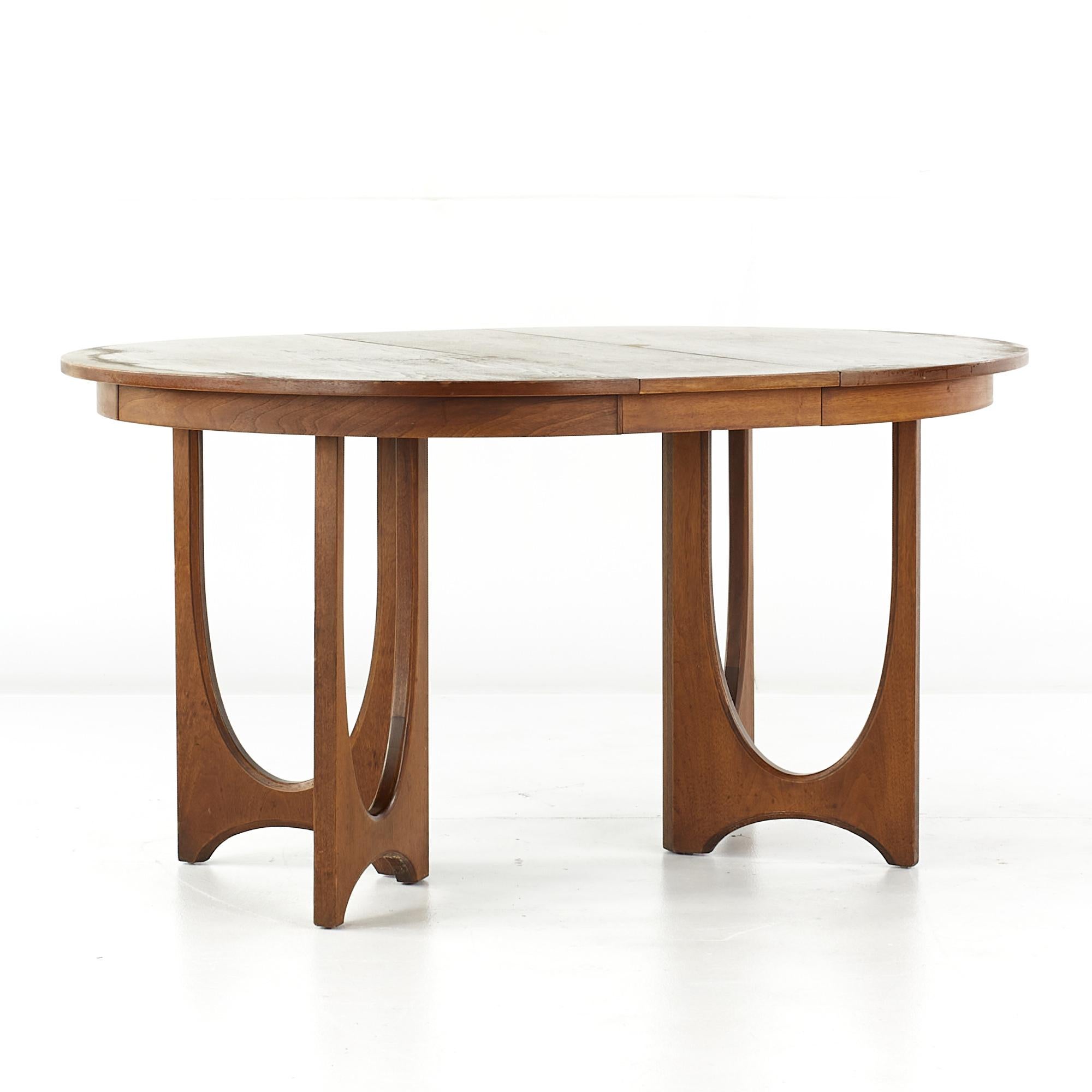 Broyhill Brasilia Mid-Century Pedestal Dining Table with 1 Leaf In Good Condition In Countryside, IL