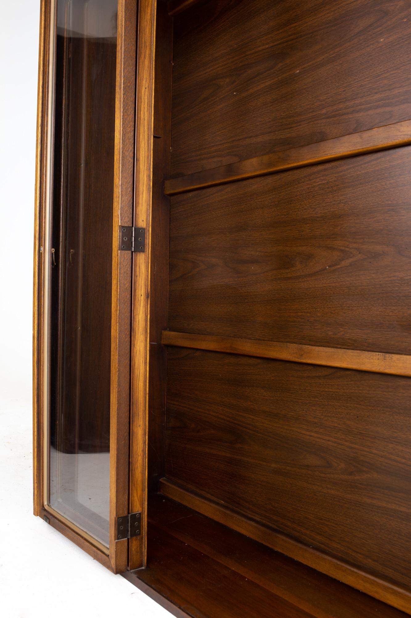 Broyhill Brasilia Mid Century Plinth Hutch For Sale at 1stDibs brasilia hutch