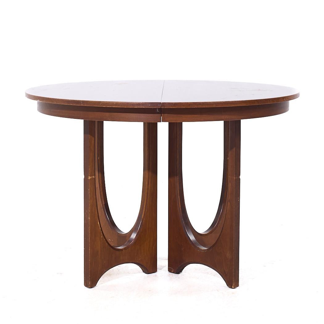 Broyhill Brasilia Mid Century Round Walnut Expanding Dining Table with 3 Leaves In Good Condition For Sale In Countryside, IL
