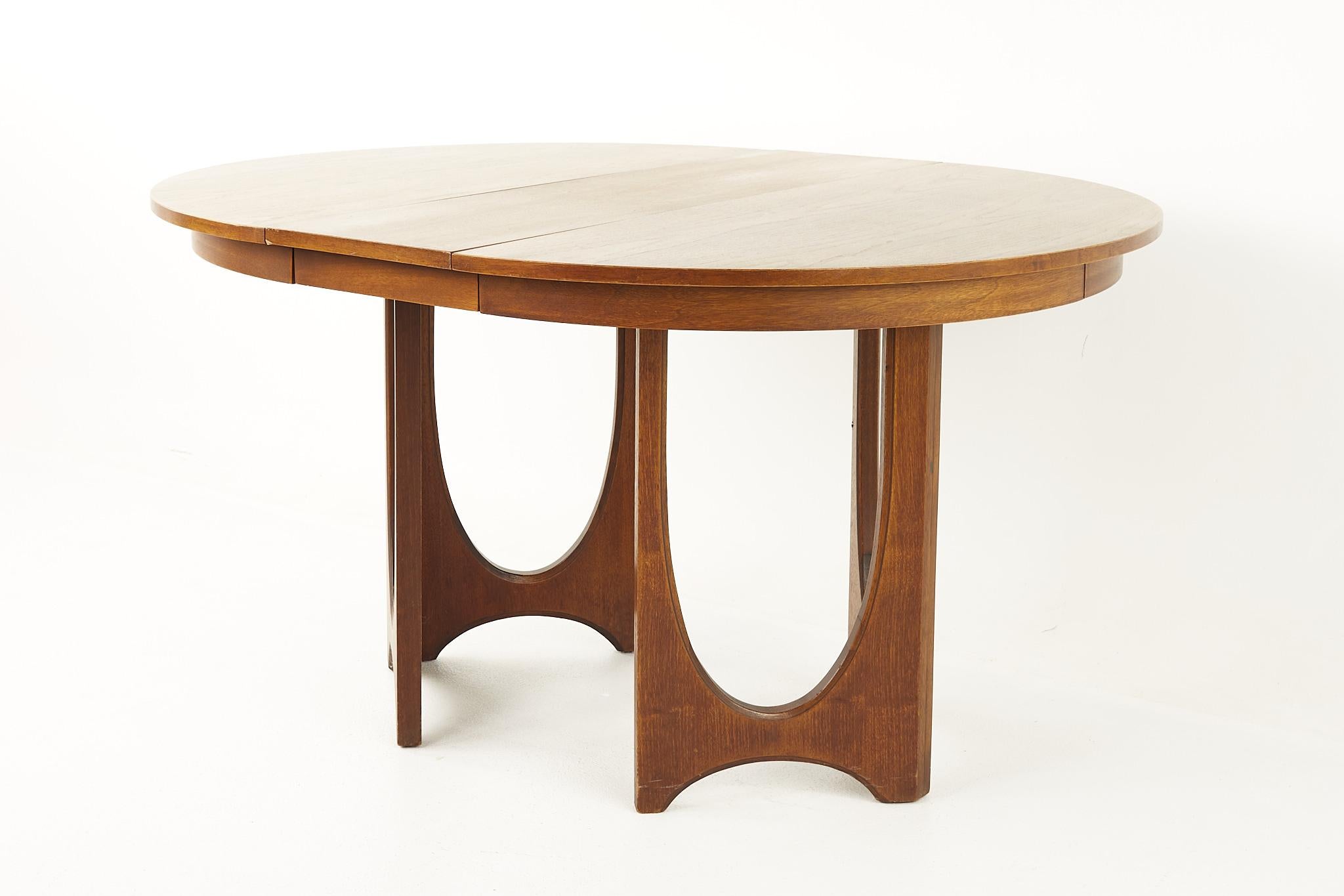 Broyhill Brasilia Mid Century Round Walnut Pedestal Dining Table - 2 Leaves In Good Condition In Countryside, IL