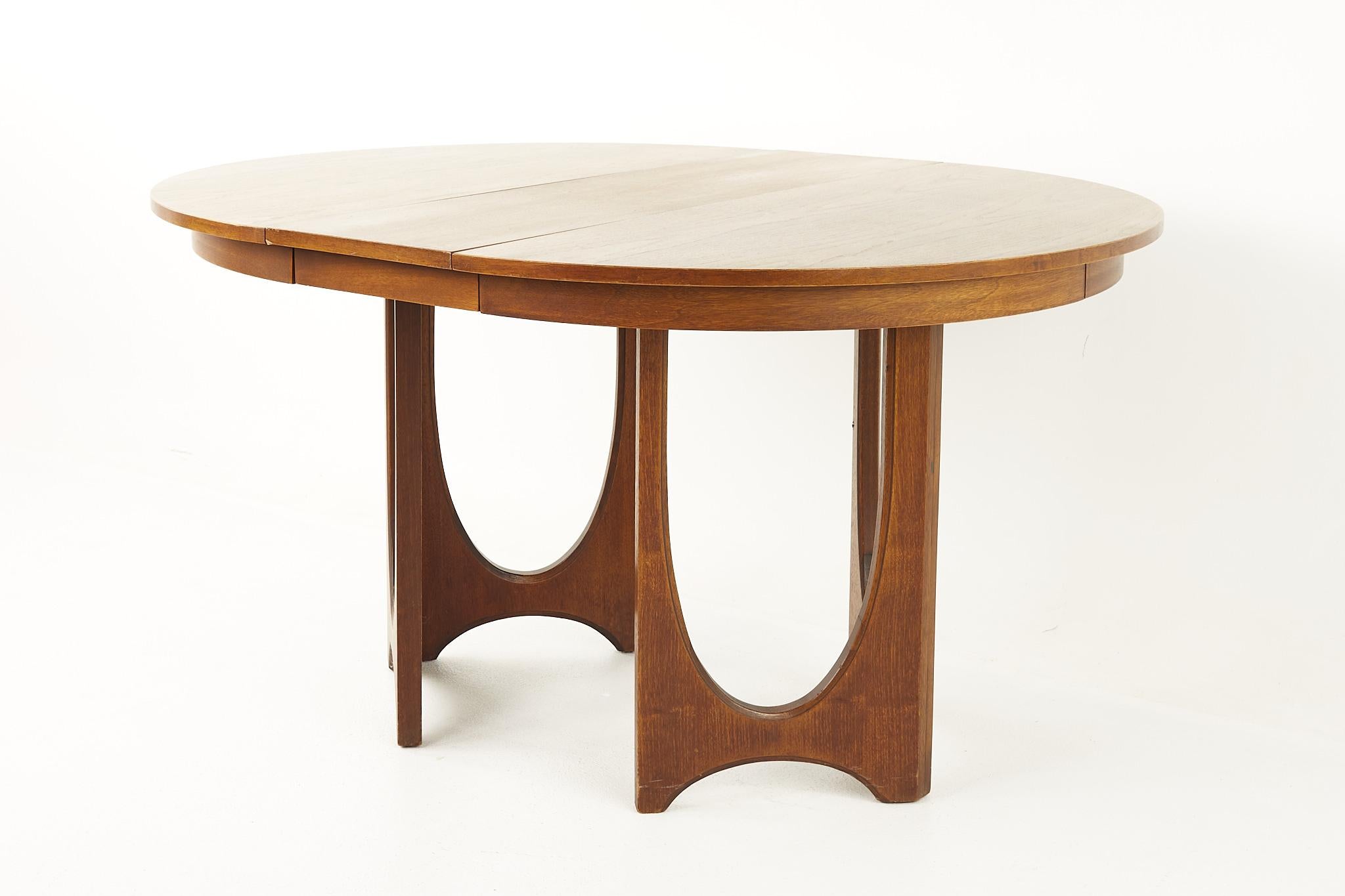 Broyhill Brasilia Mid Century Round Walnut Pedestal Dining Table - 2 Leaves In Good Condition In Franklin Park, IL