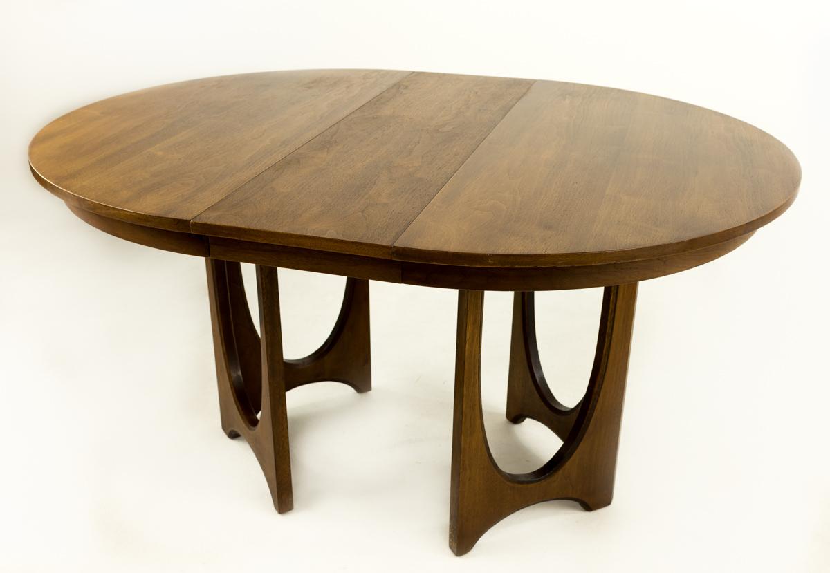 Broyhill Brasilia Mid Century Round Walnut Pedestal Dining Table In Good Condition In Countryside, IL
