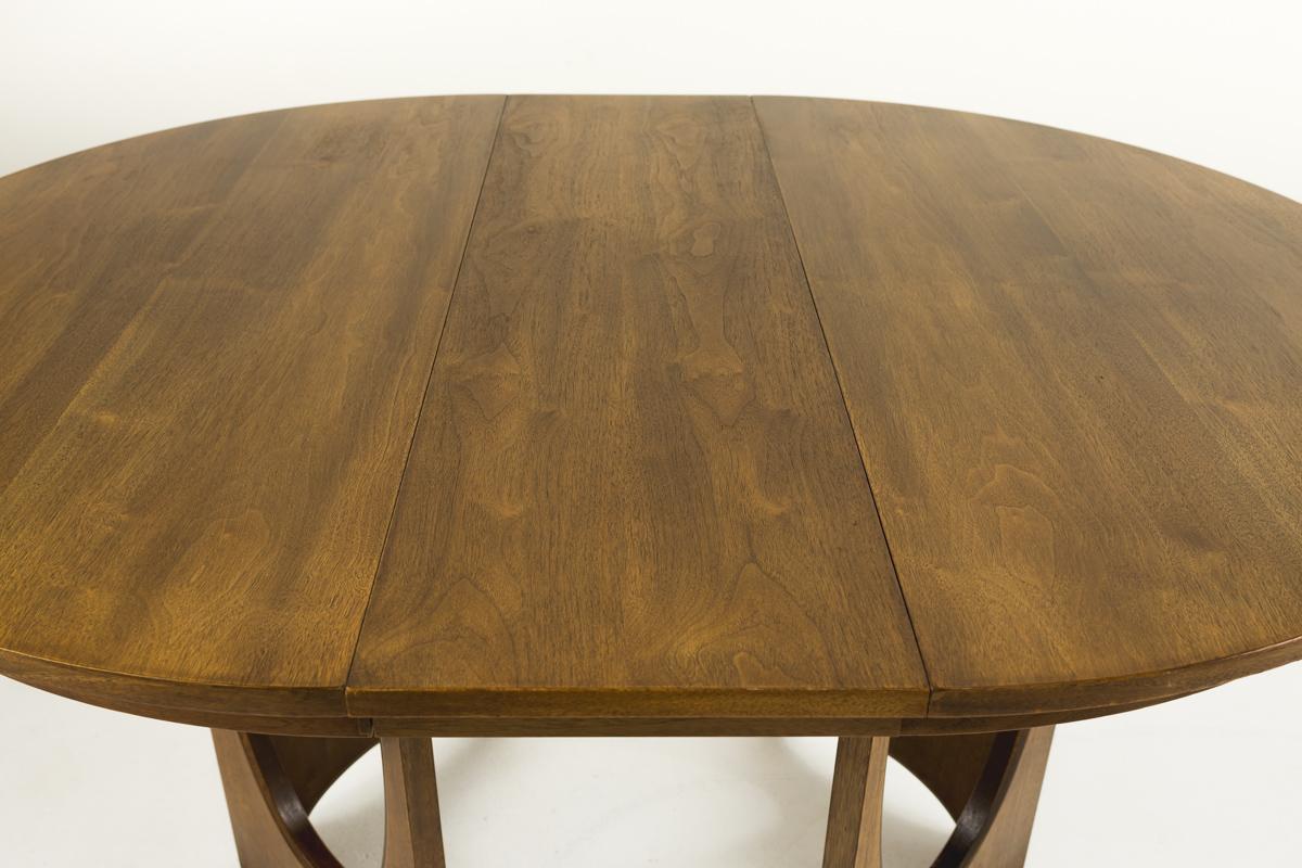 Broyhill Brasilia Mid Century Round Walnut Pedestal Dining Table In Good Condition In Countryside, IL