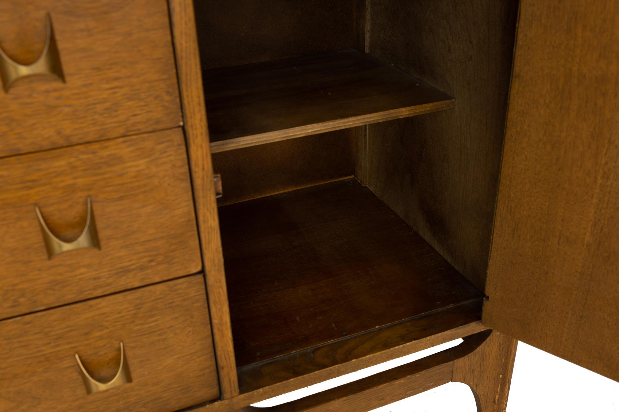Broyhill Brasilia Mid Century Sideboard Buffet Credenza In Good Condition In Countryside, IL