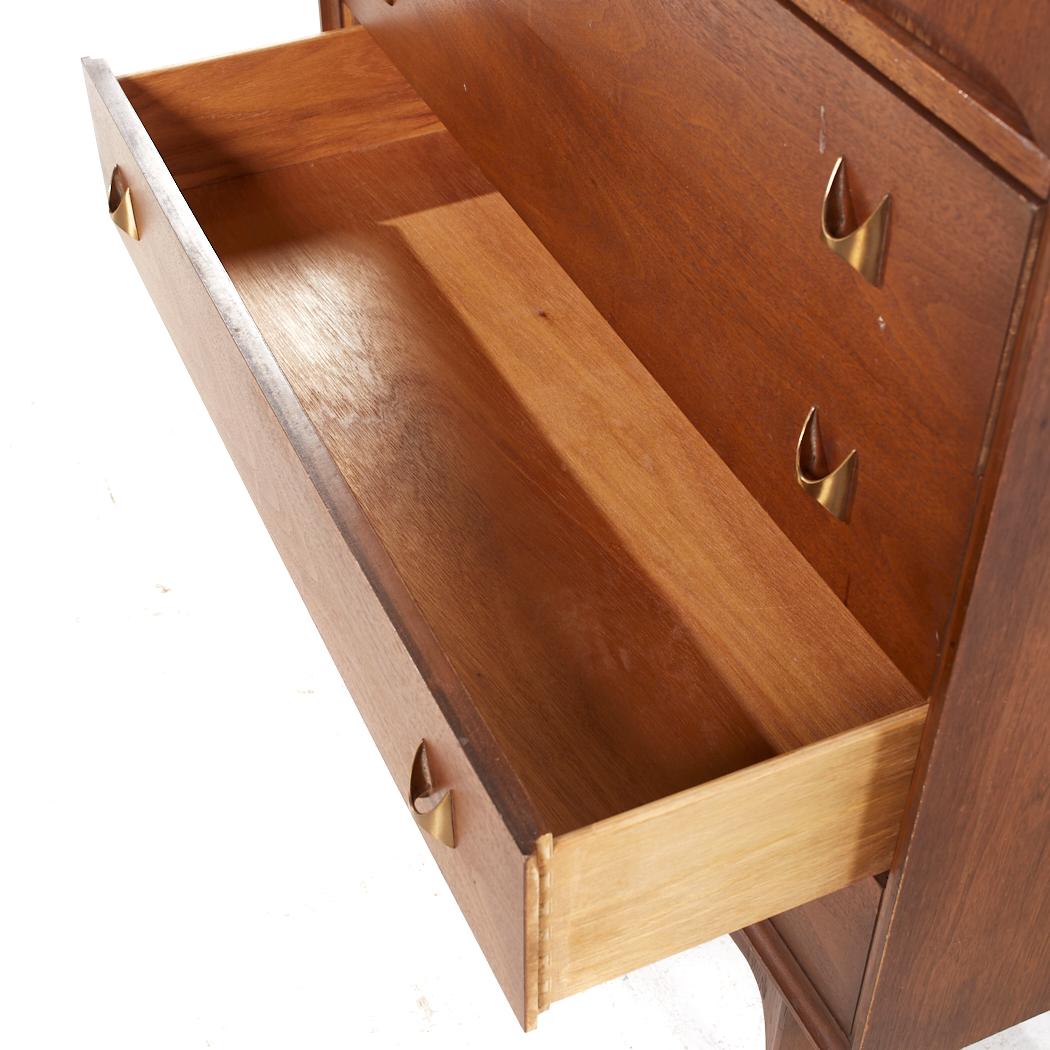 Laiton Broyhill Brasilia Mid Century Highboy Dresser 5 tiroirs en noyer en vente
