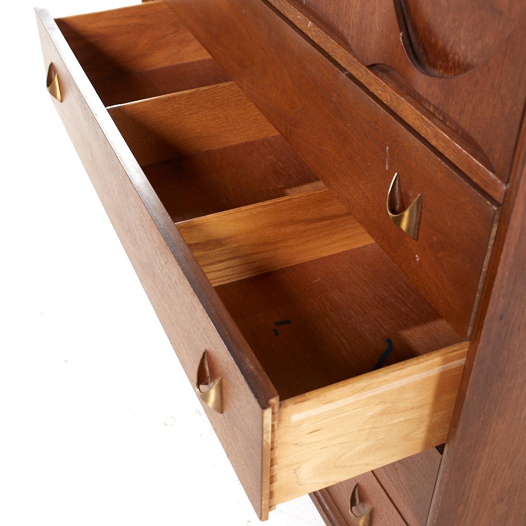 Broyhill Brasilia Mid Century Highboy Dresser 5 tiroirs en noyer en vente 1