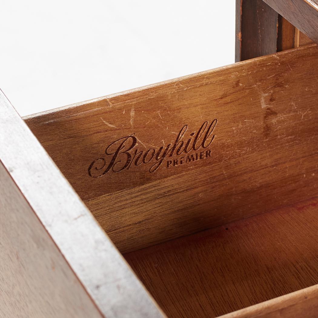 Broyhill Brasilia Mid Century Commode 9 tiroirs en noyer en vente 6
