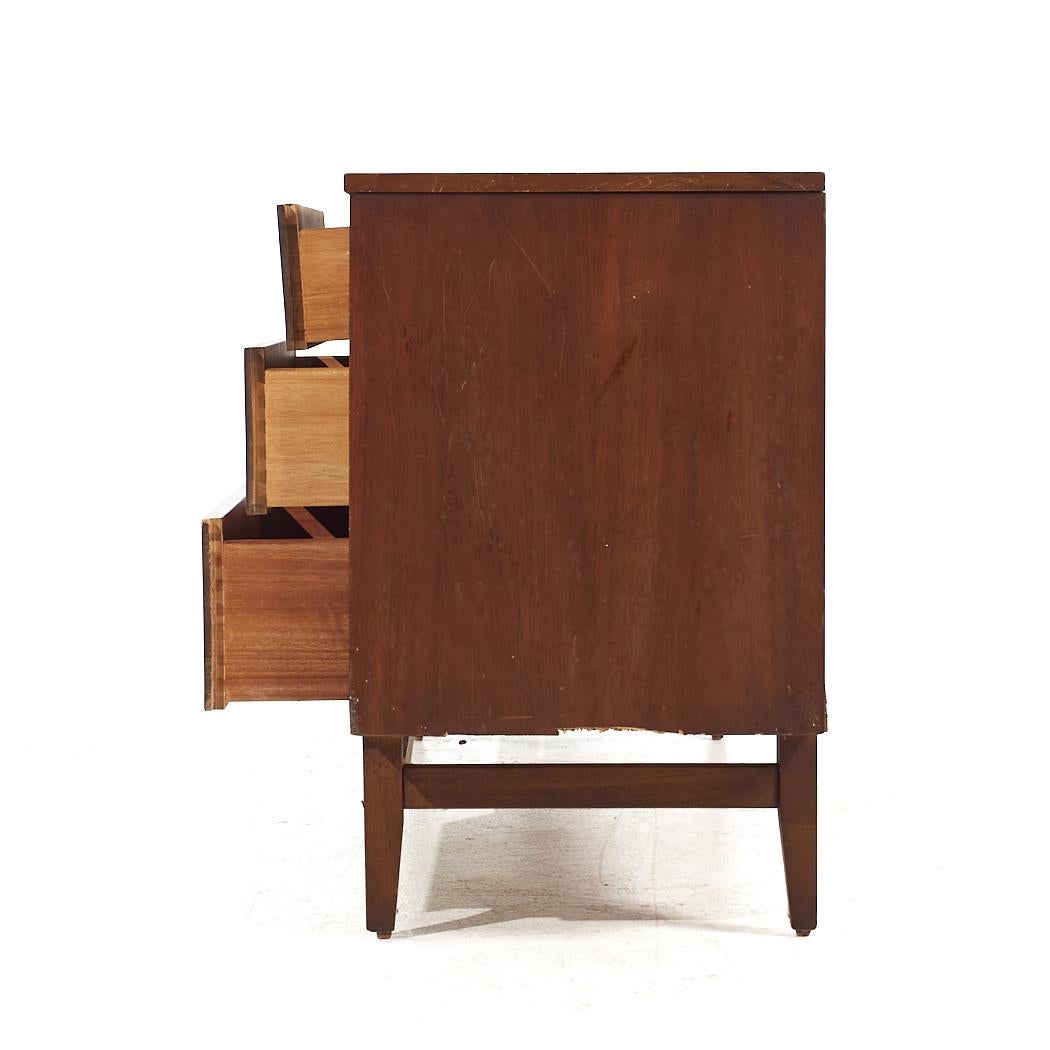 Broyhill Brasilia Mid Century Walnut 9 Drawer Dresser In Good Condition For Sale In Countryside, IL