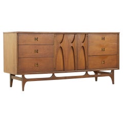 Broyhill Brasilia Commode 9 tiroirs en noyer du milieu du siècle dernier