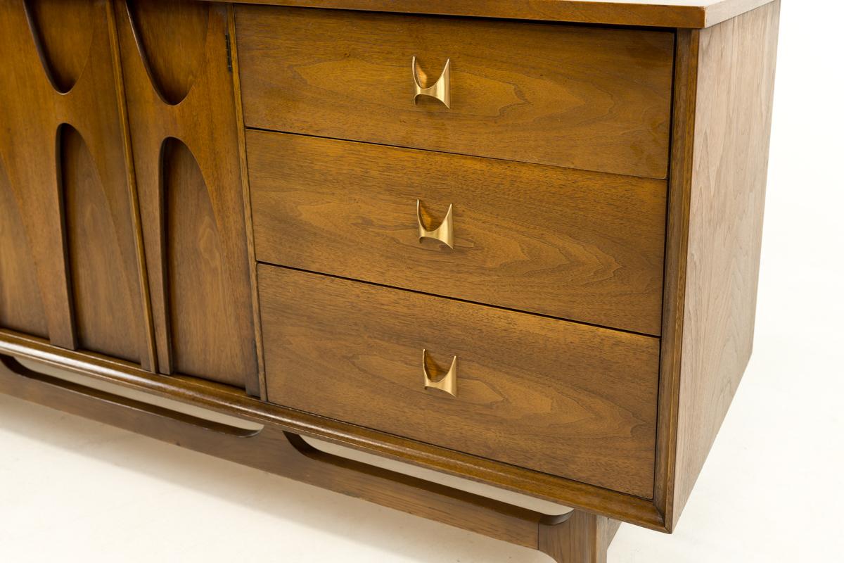 Broyhill Brasilia Mid Century Walnut 9 Drawer Lowboy Dresser In Good Condition In Countryside, IL